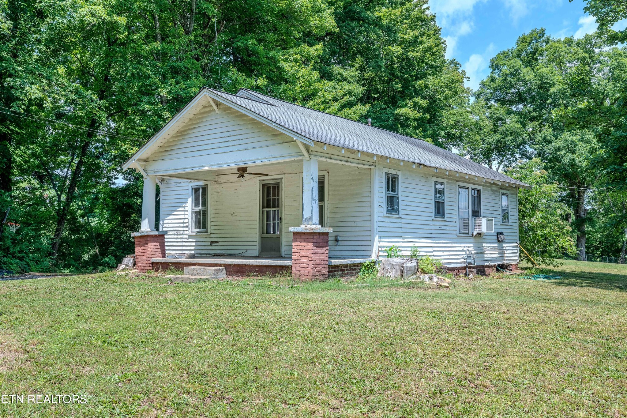 323 Lee Road, Clinton, TN 37716