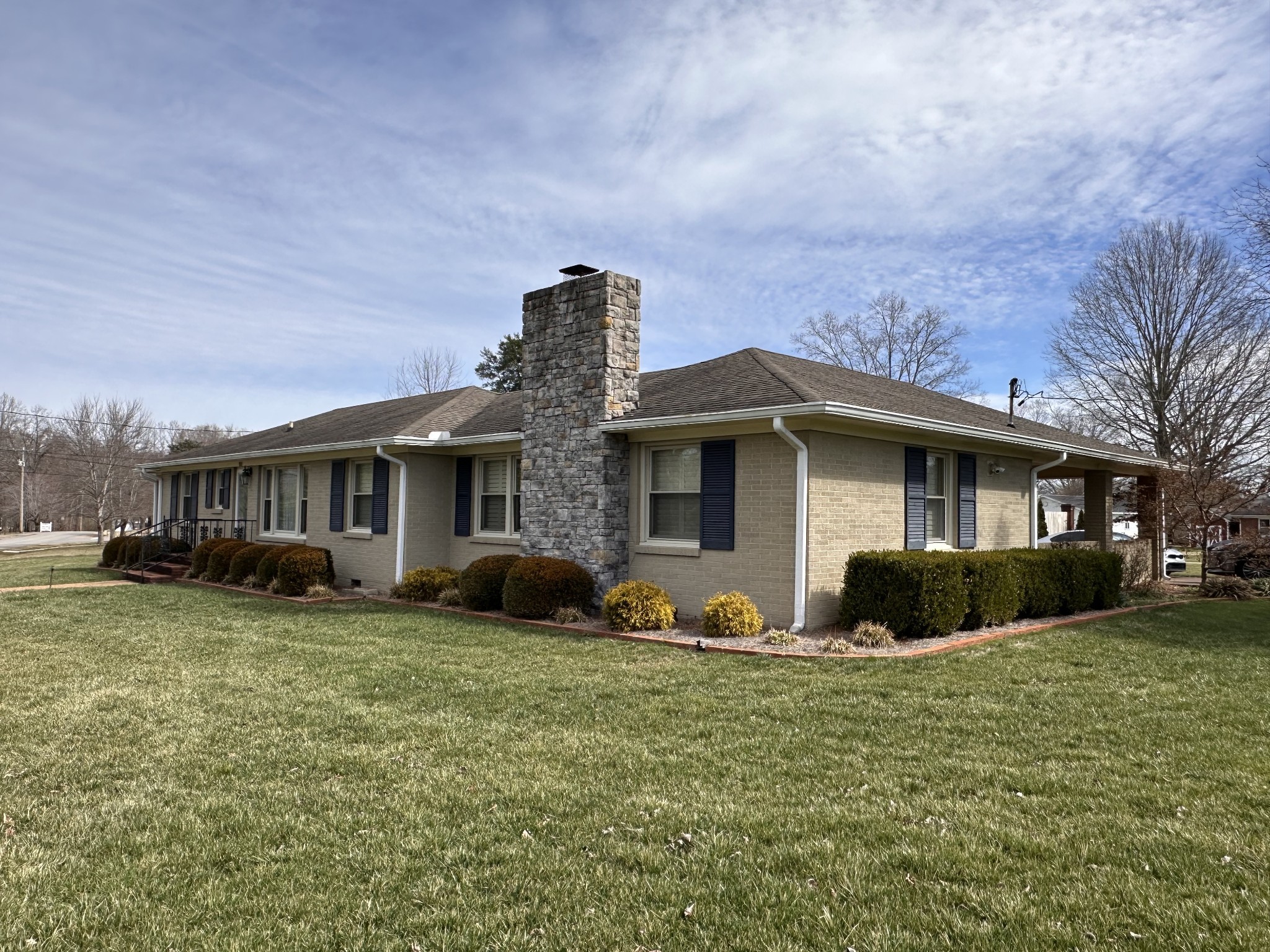 100 River Dr — photo
