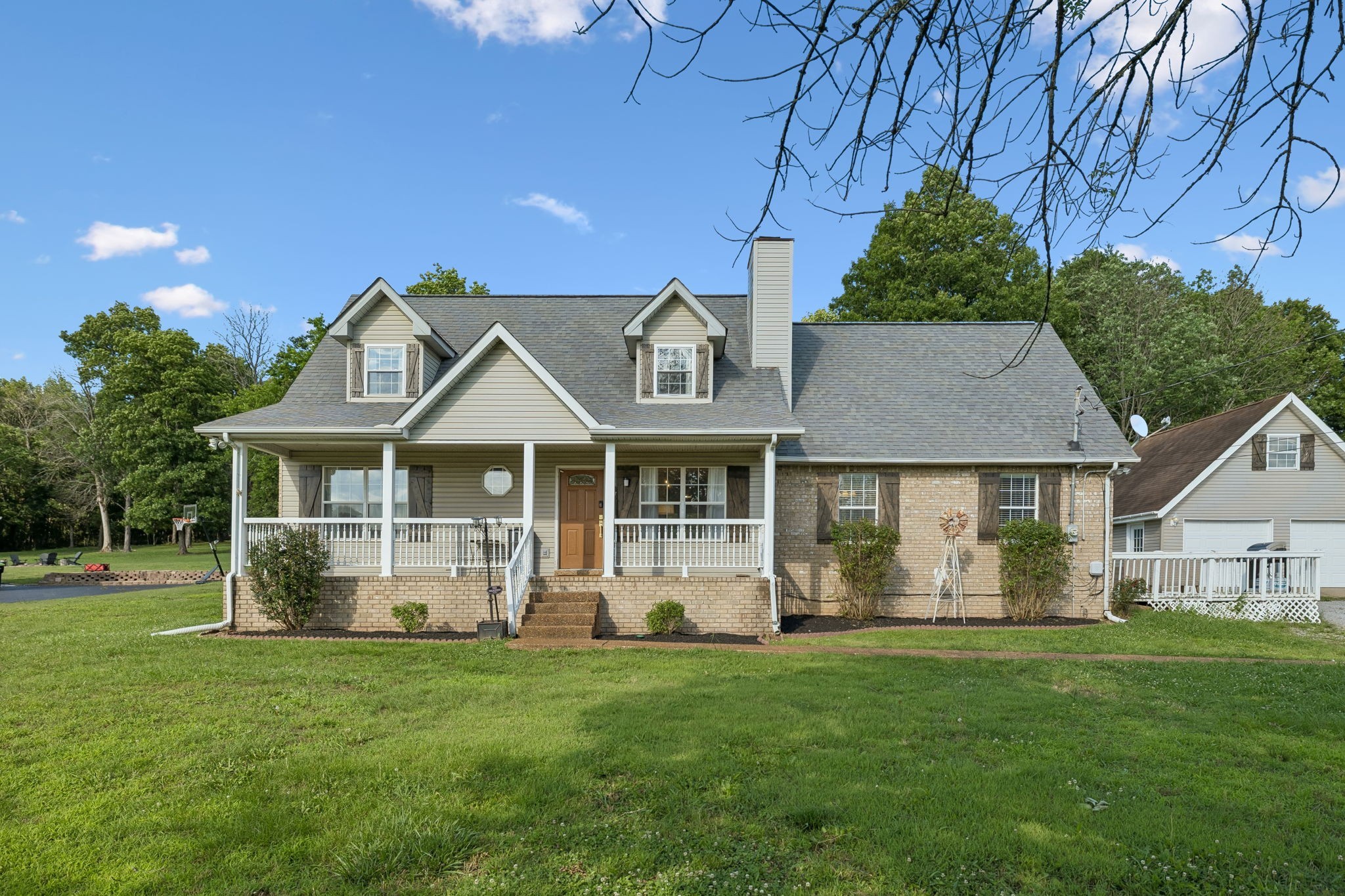 636 Shelley Dr — photo