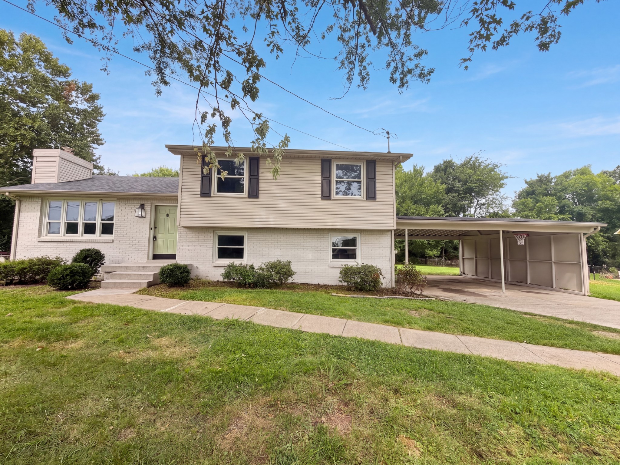324 Woodale Dr — photo