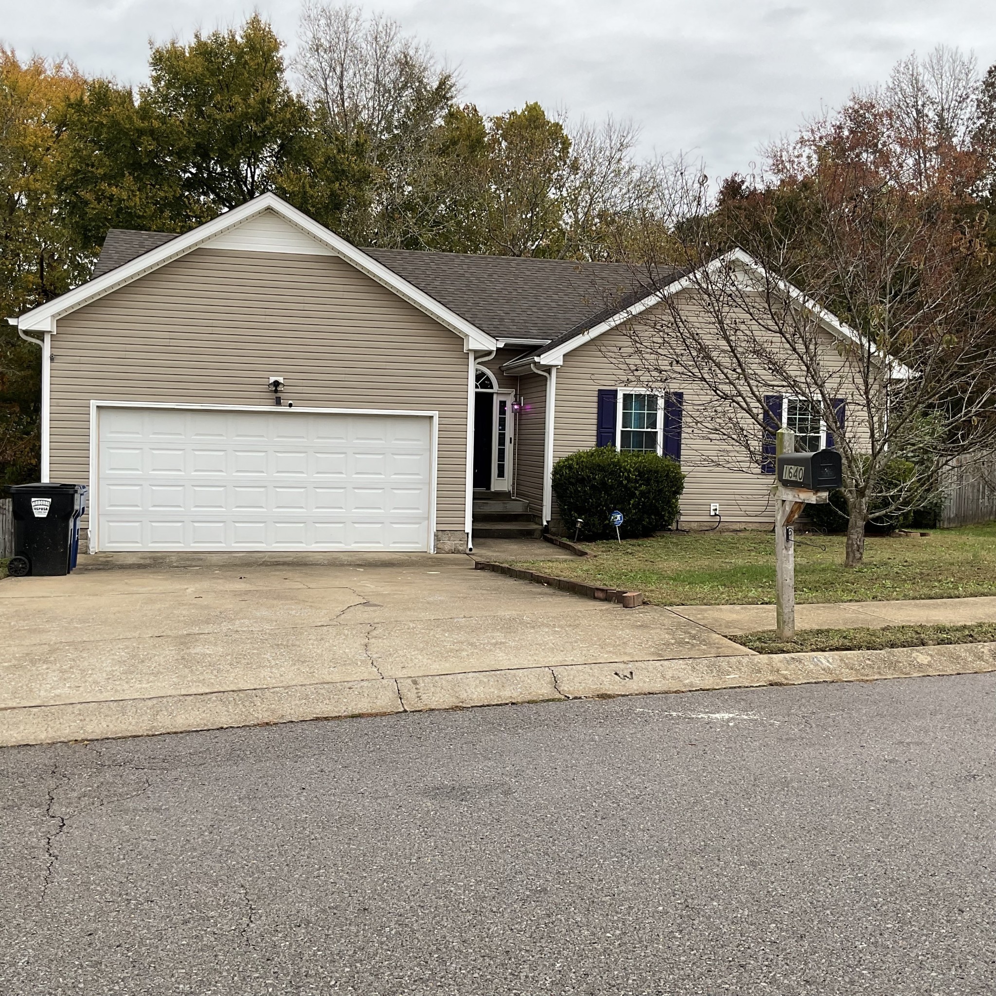 1640 Broad Cir — photo