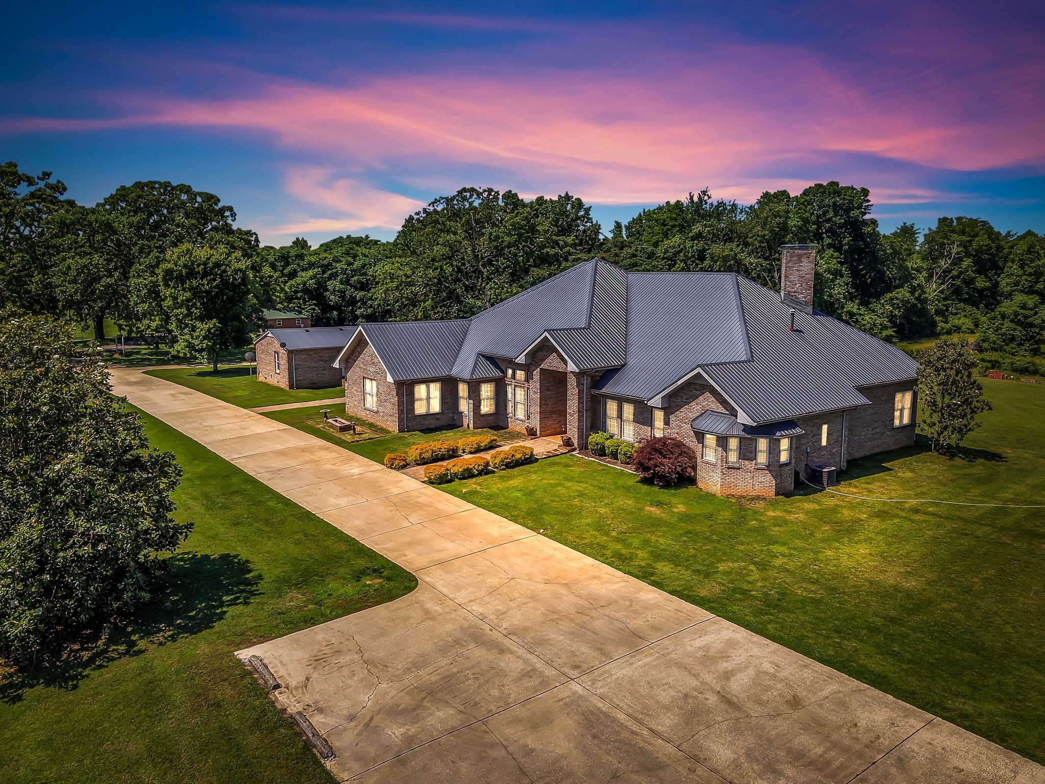 555 Randall Hitchcock Rd — photo
