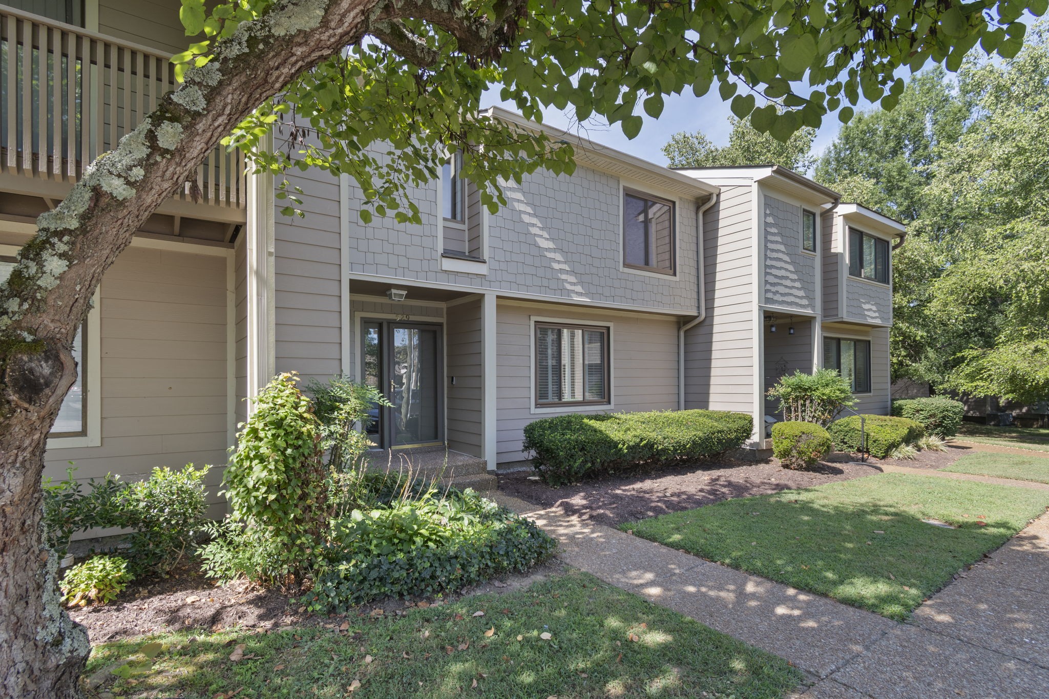 529 Belle Pointe Ct — photo