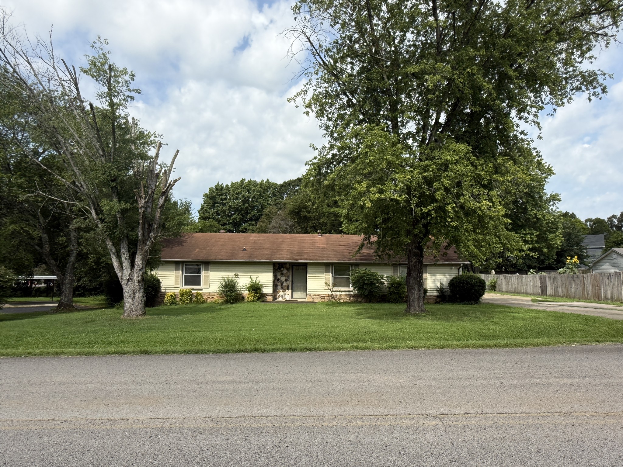 317 Pioneer Dr — photo