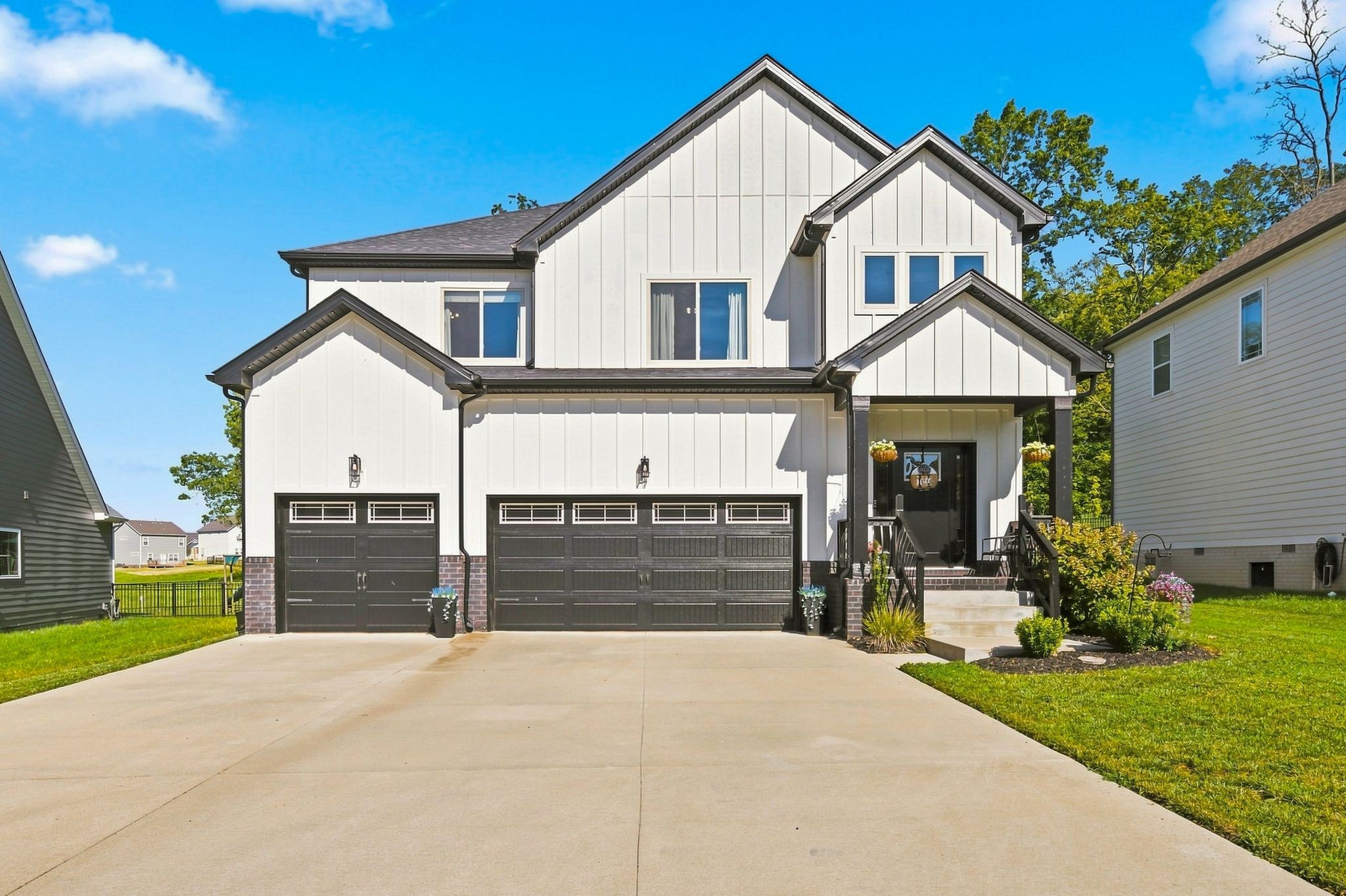 1738 Oak Forest Dr — photo