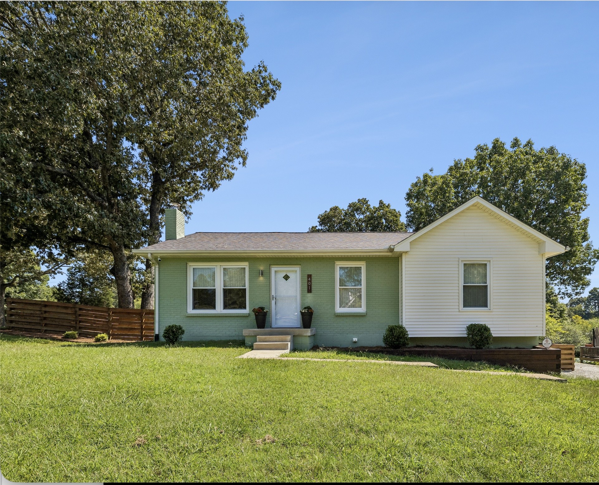 401 Bluebird Ln — photo