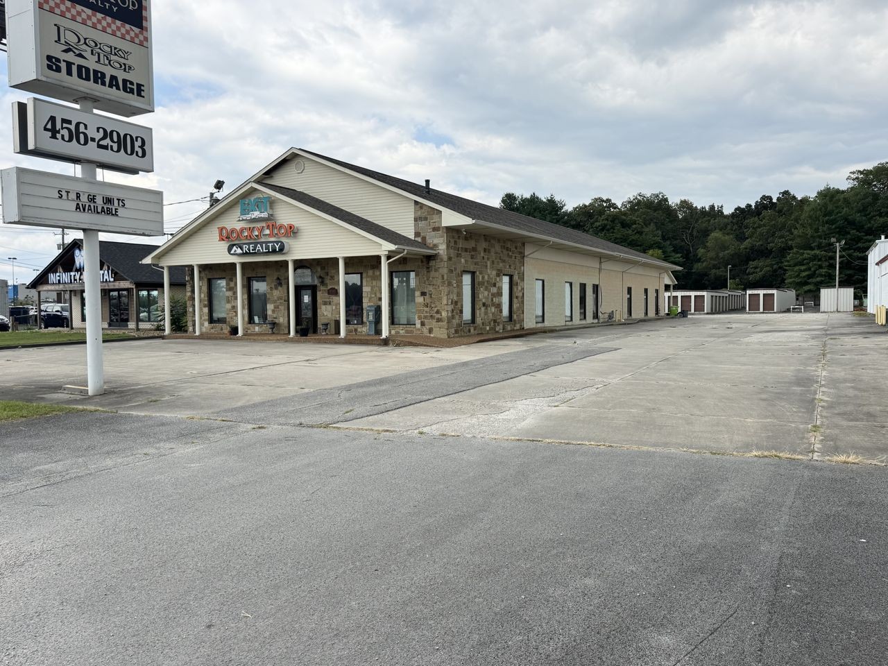 2348 N Main St — photo