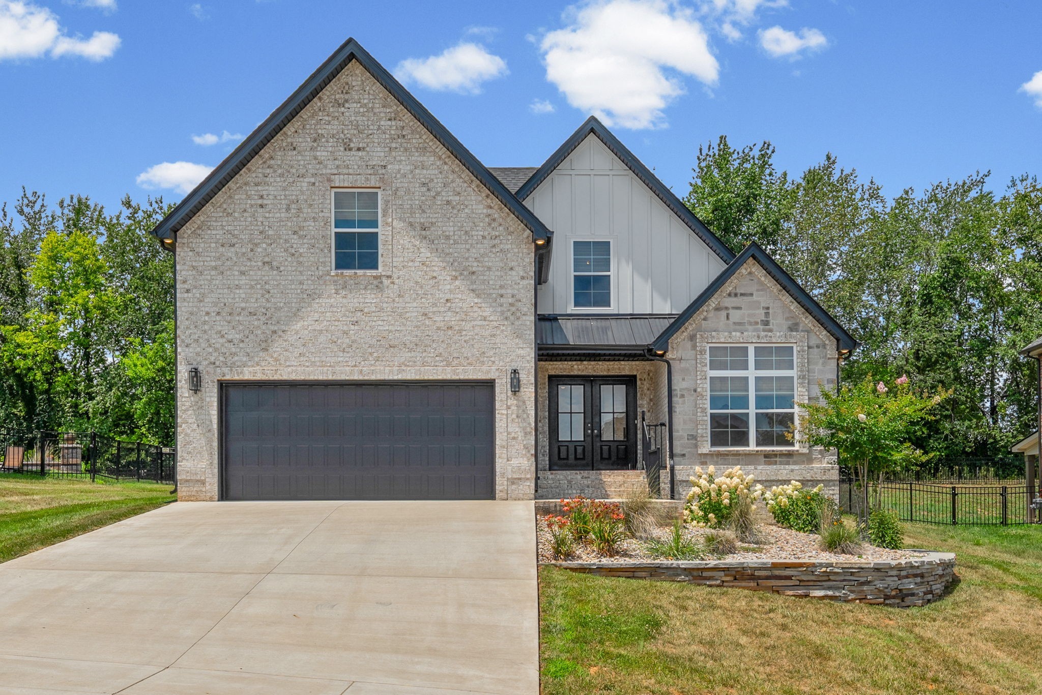 365 Frontier Dr — photo