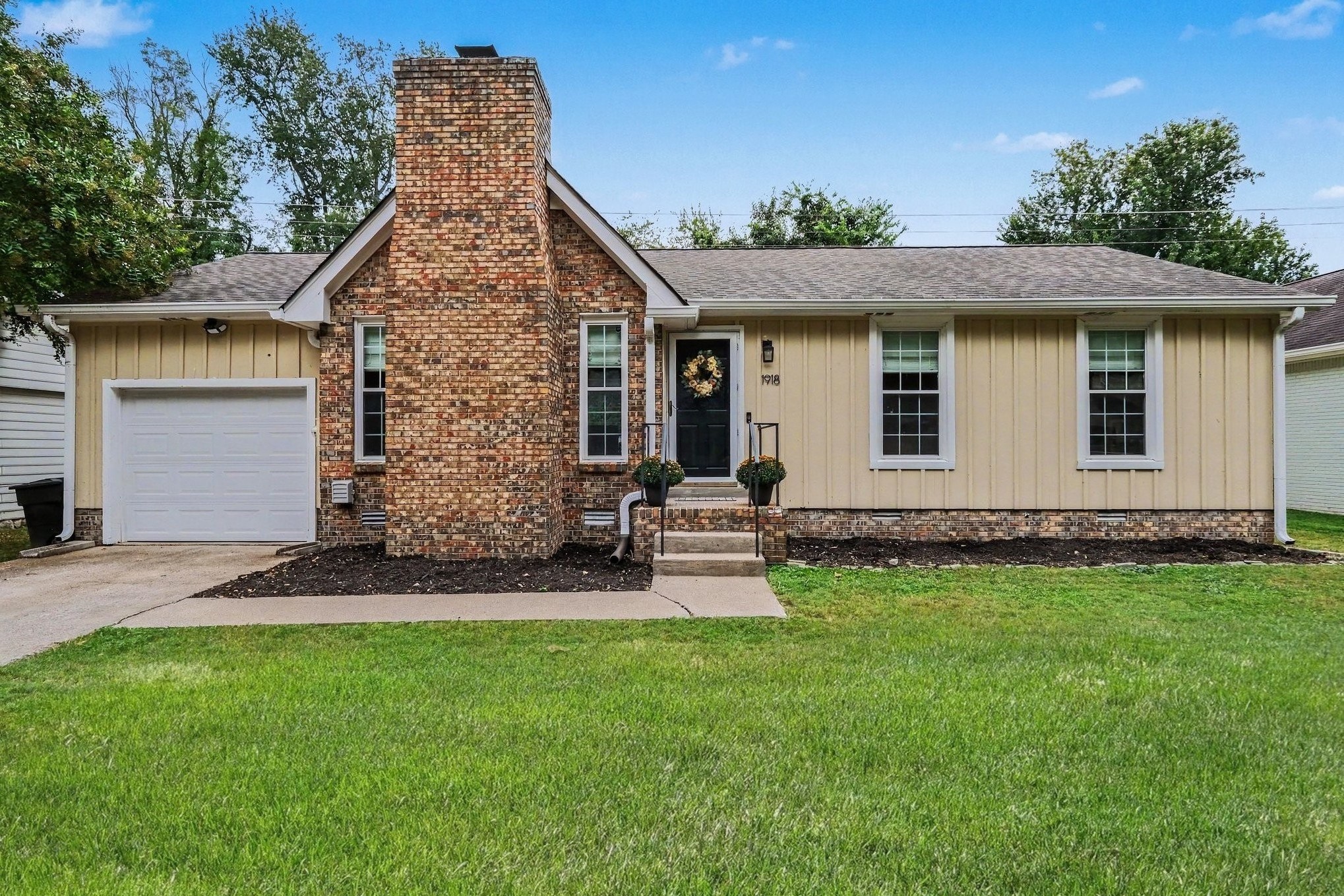 1918 Redbud Ct — photo