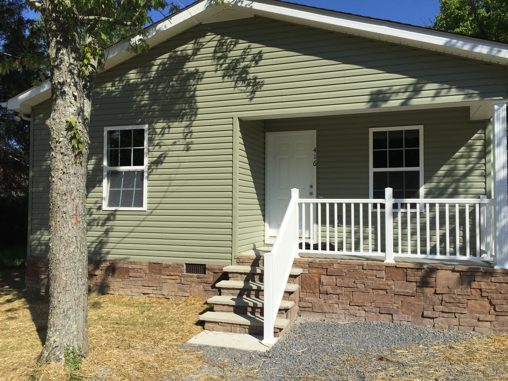416 E Hogan St — photo