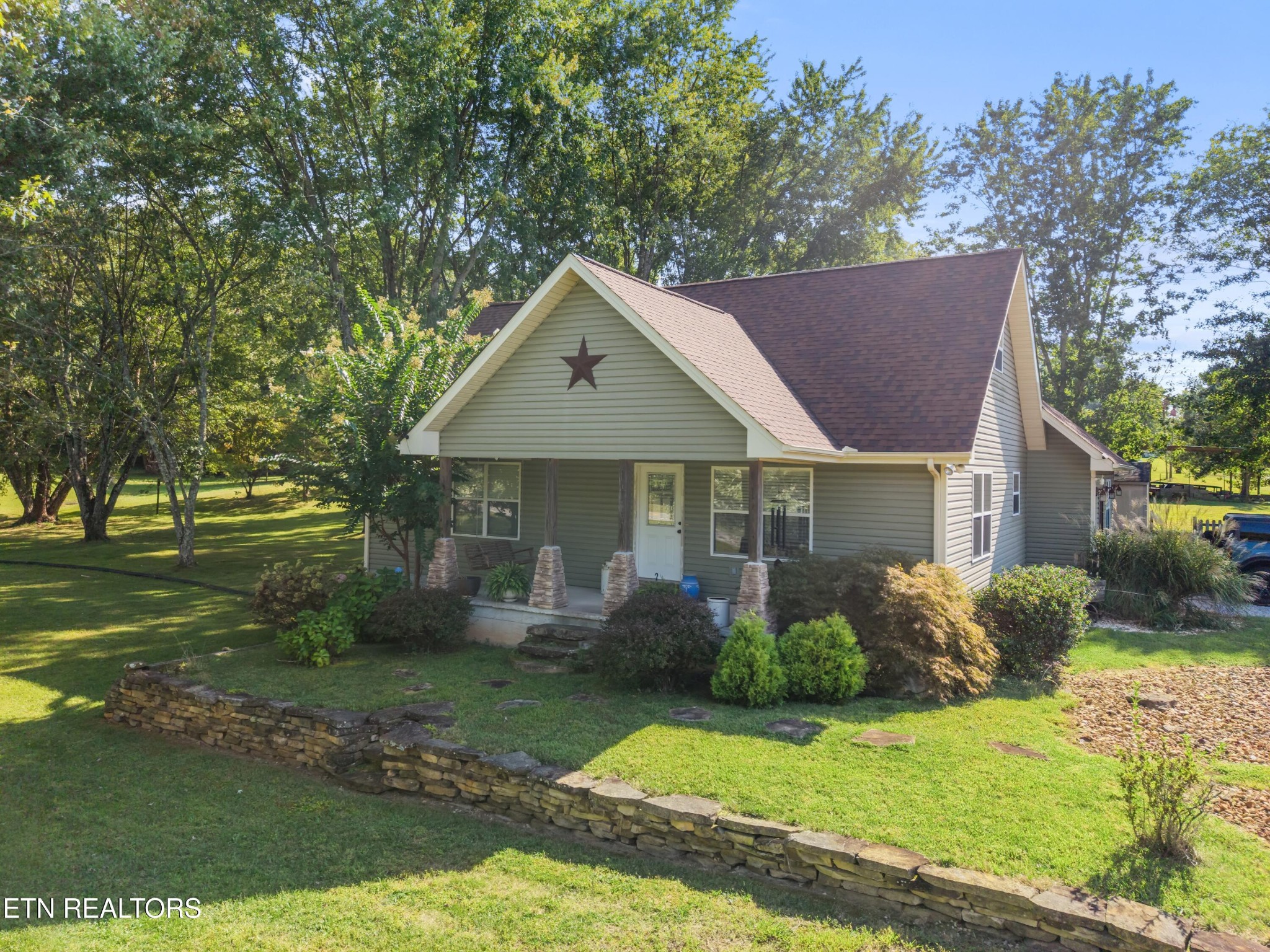 882 Pigeon Ridge Rd — photo