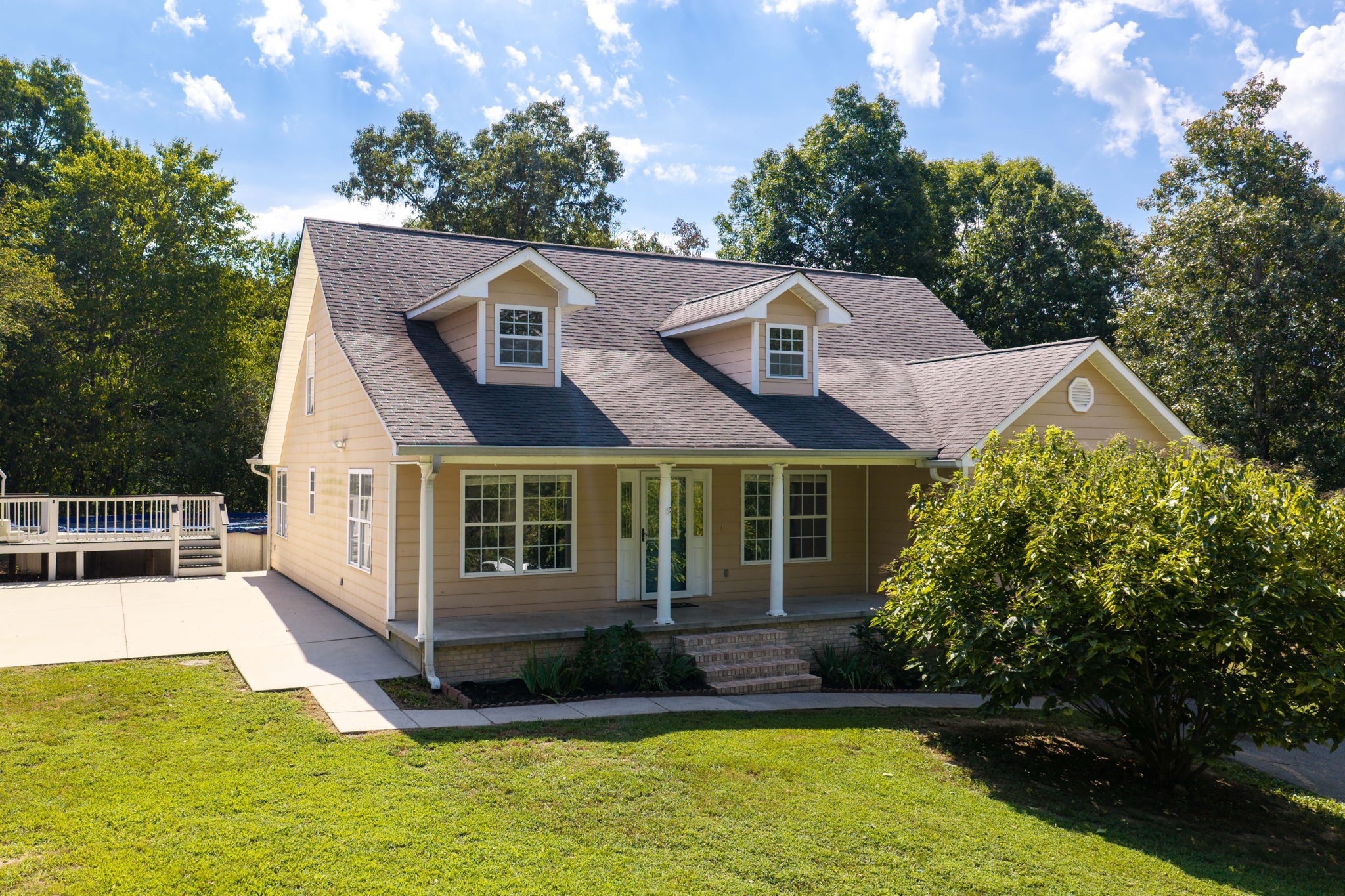 496 Highland Dr — photo