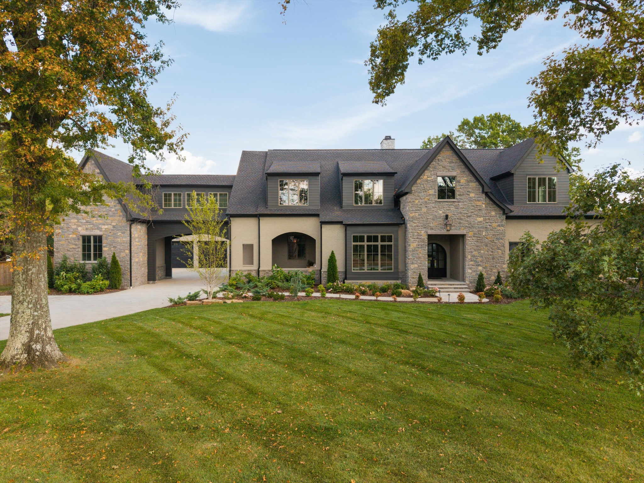 226 Williamsburg Cir — photo
