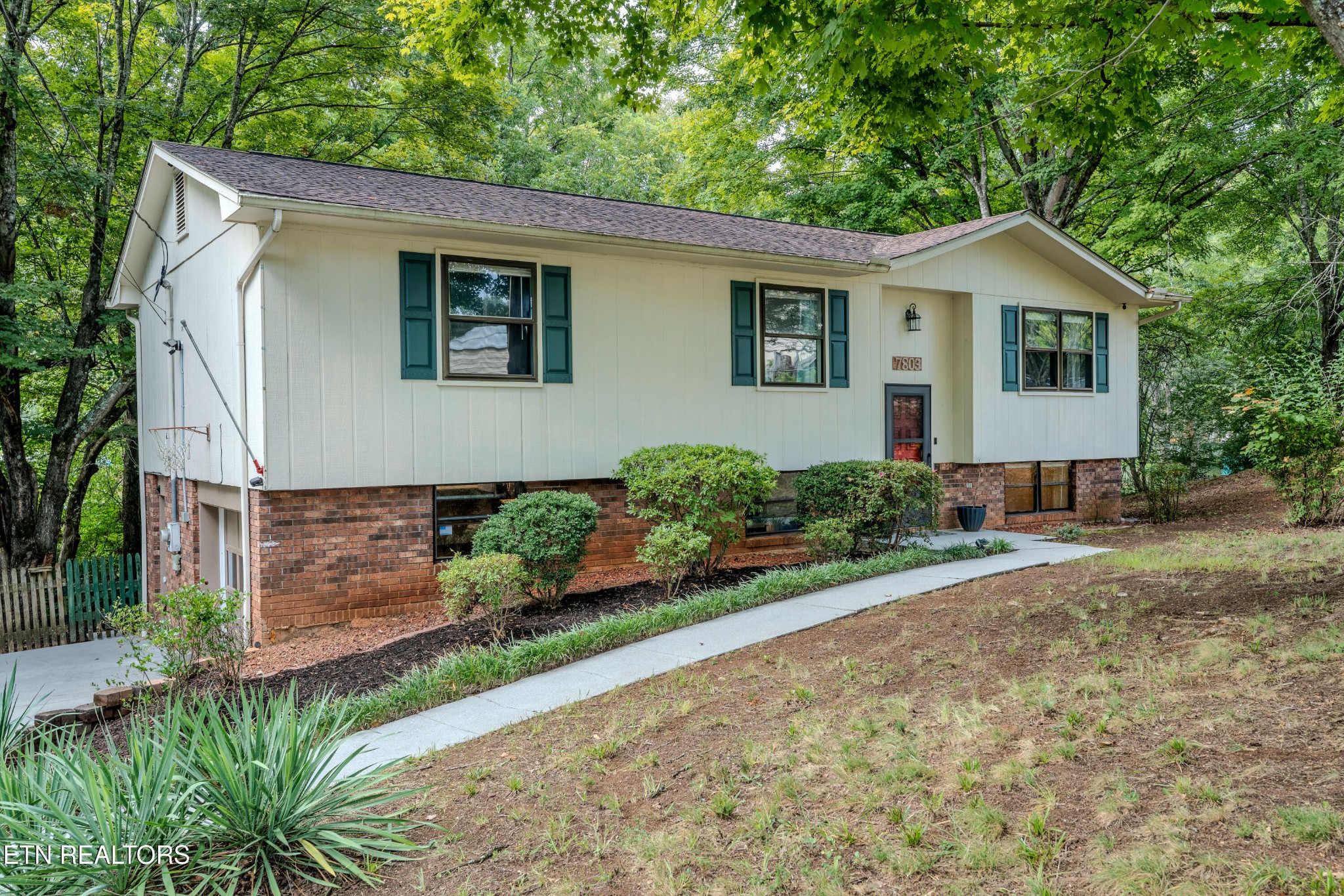 7803 Binfield Court — photo