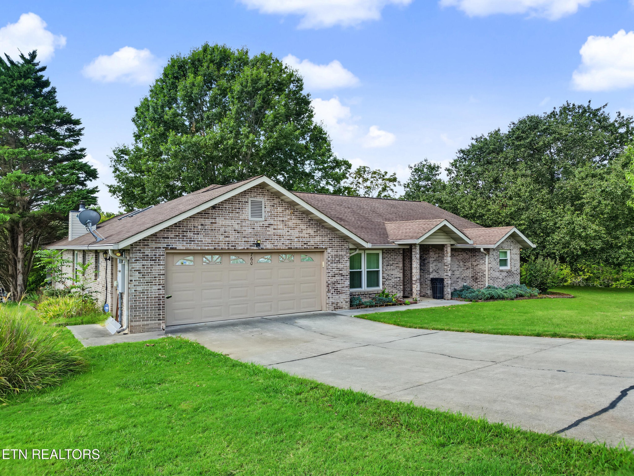 760 Gates Lane — photo