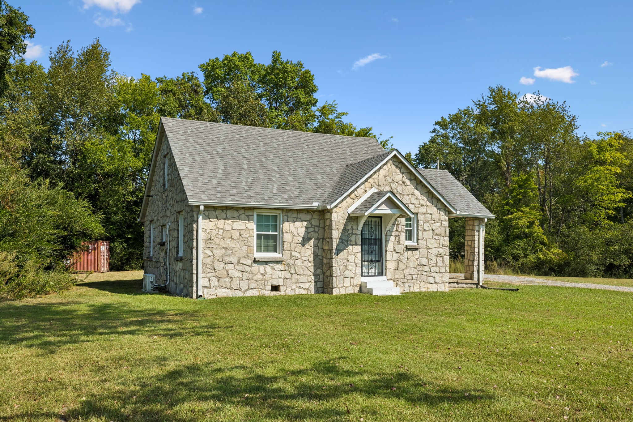 1761 Woodlawn Rd — photo