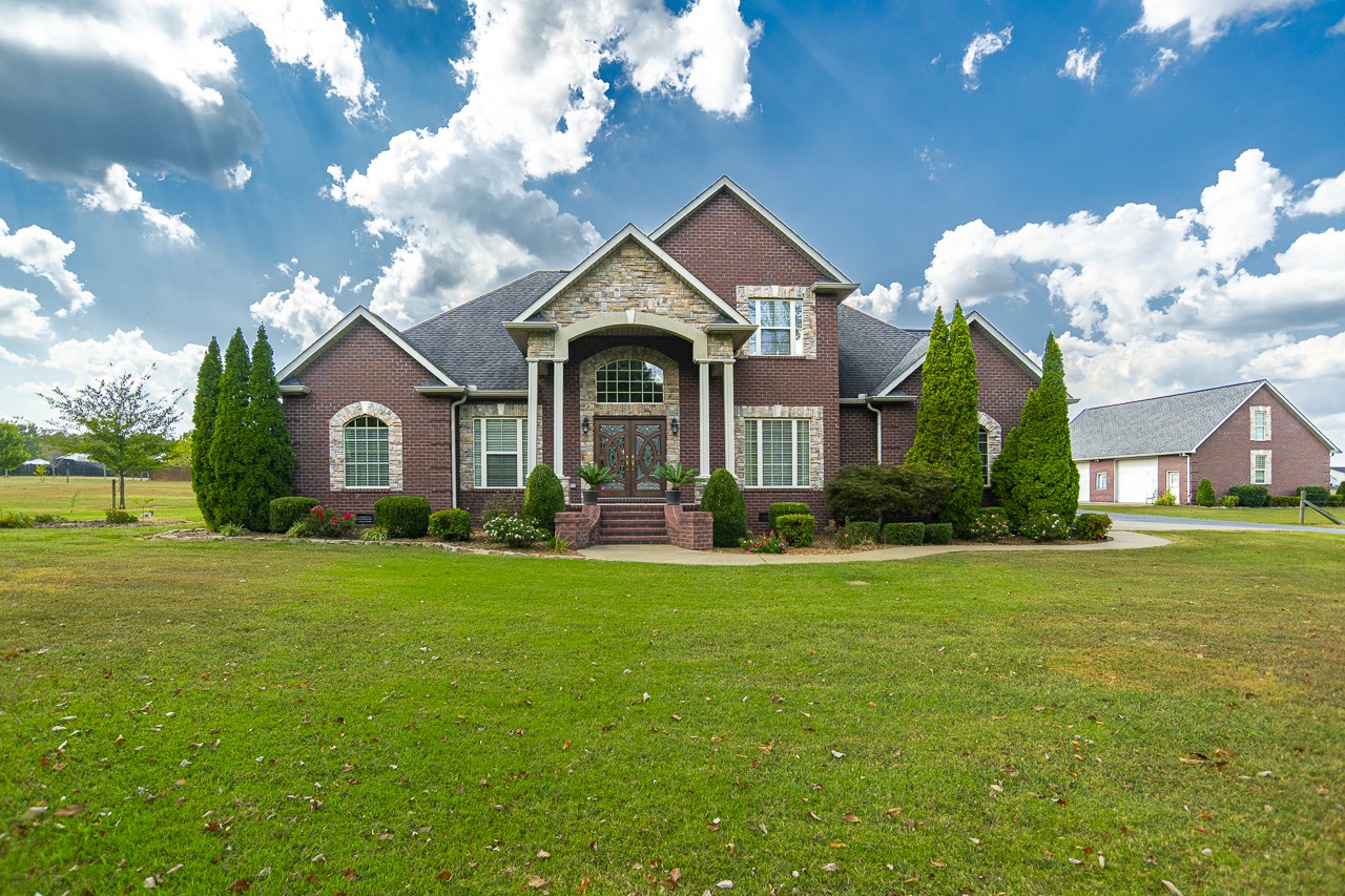 138 Longwood Dr — photo
