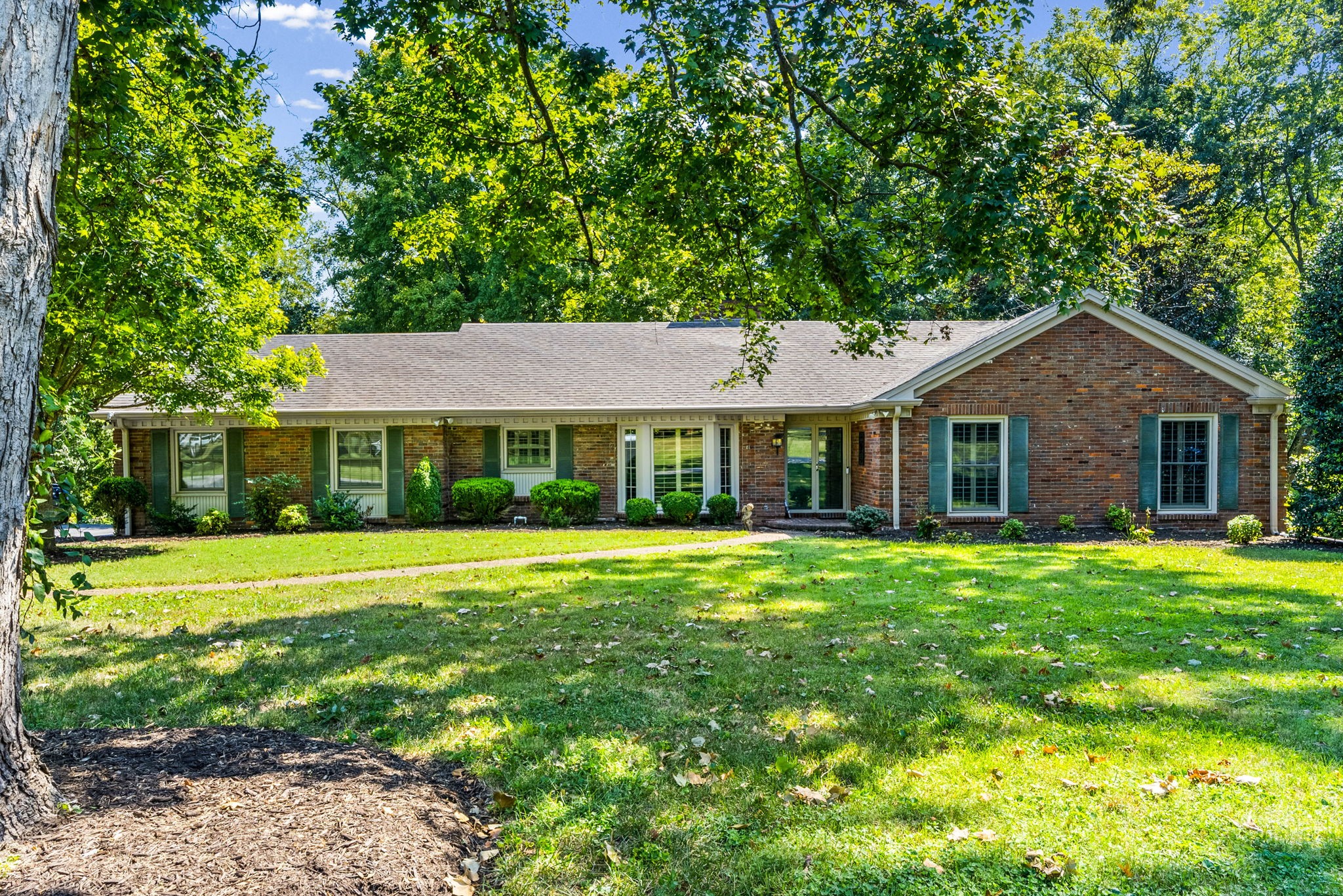 612 Deepwood Dr — photo