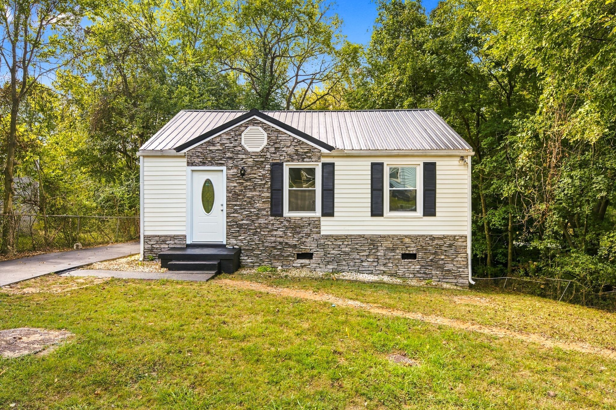 1300 Sunnyview Dr — photo