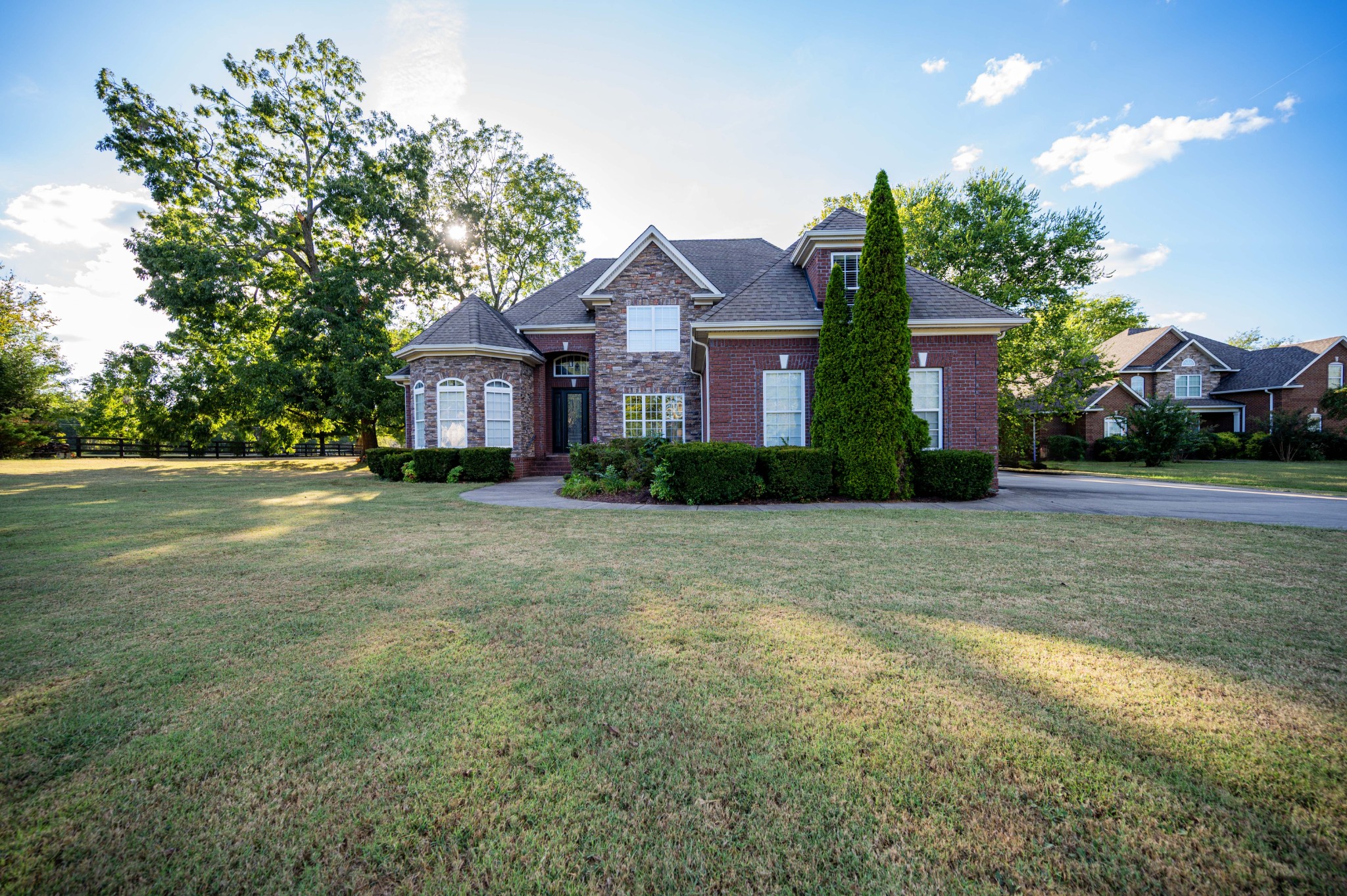 107 Wyndham CV — photo