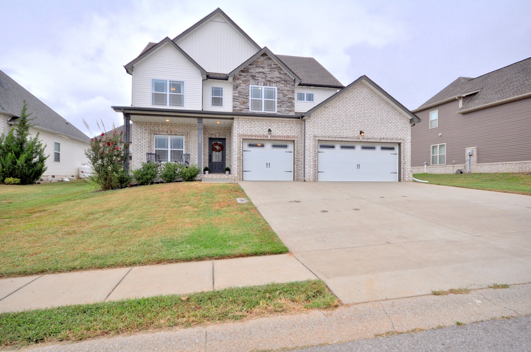 300 Bluebriar Trce — photo