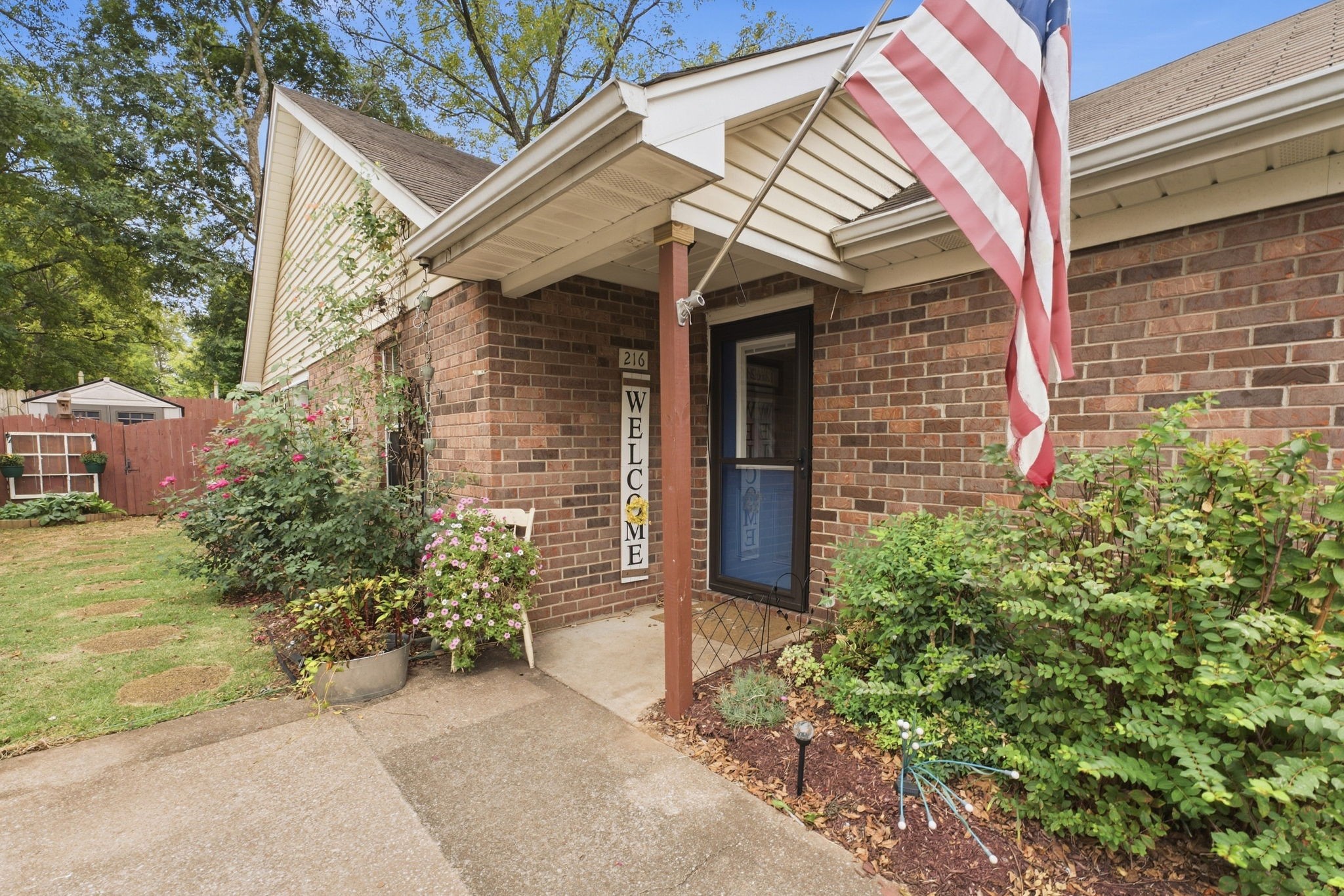 216 Hillside Ct — photo