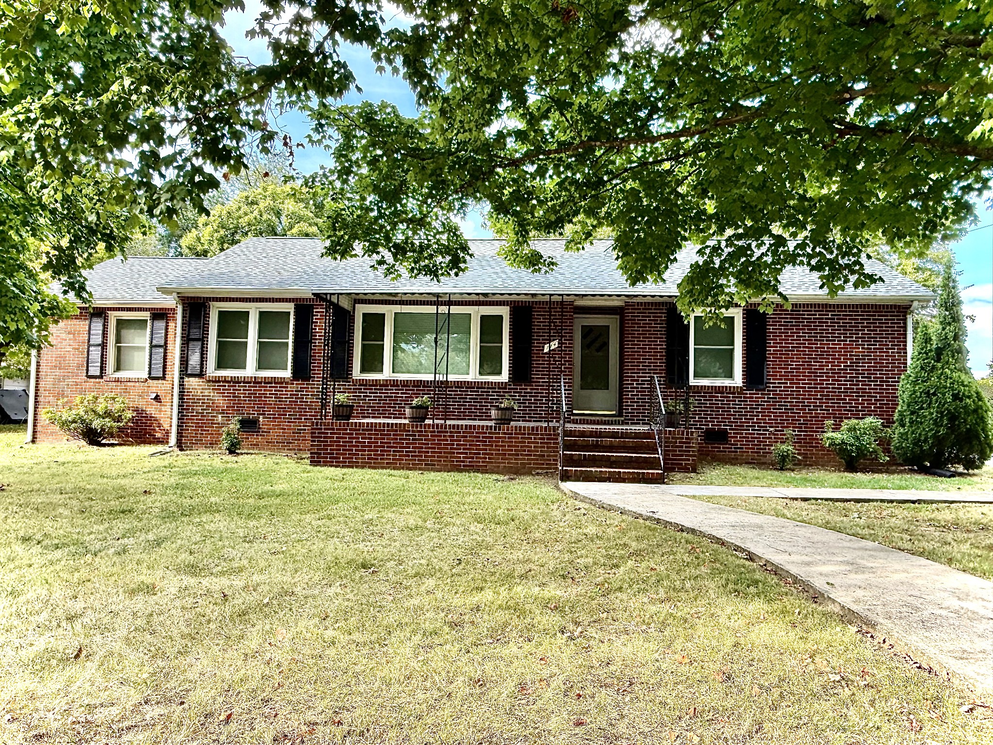 114 Hillcrest Dr — photo