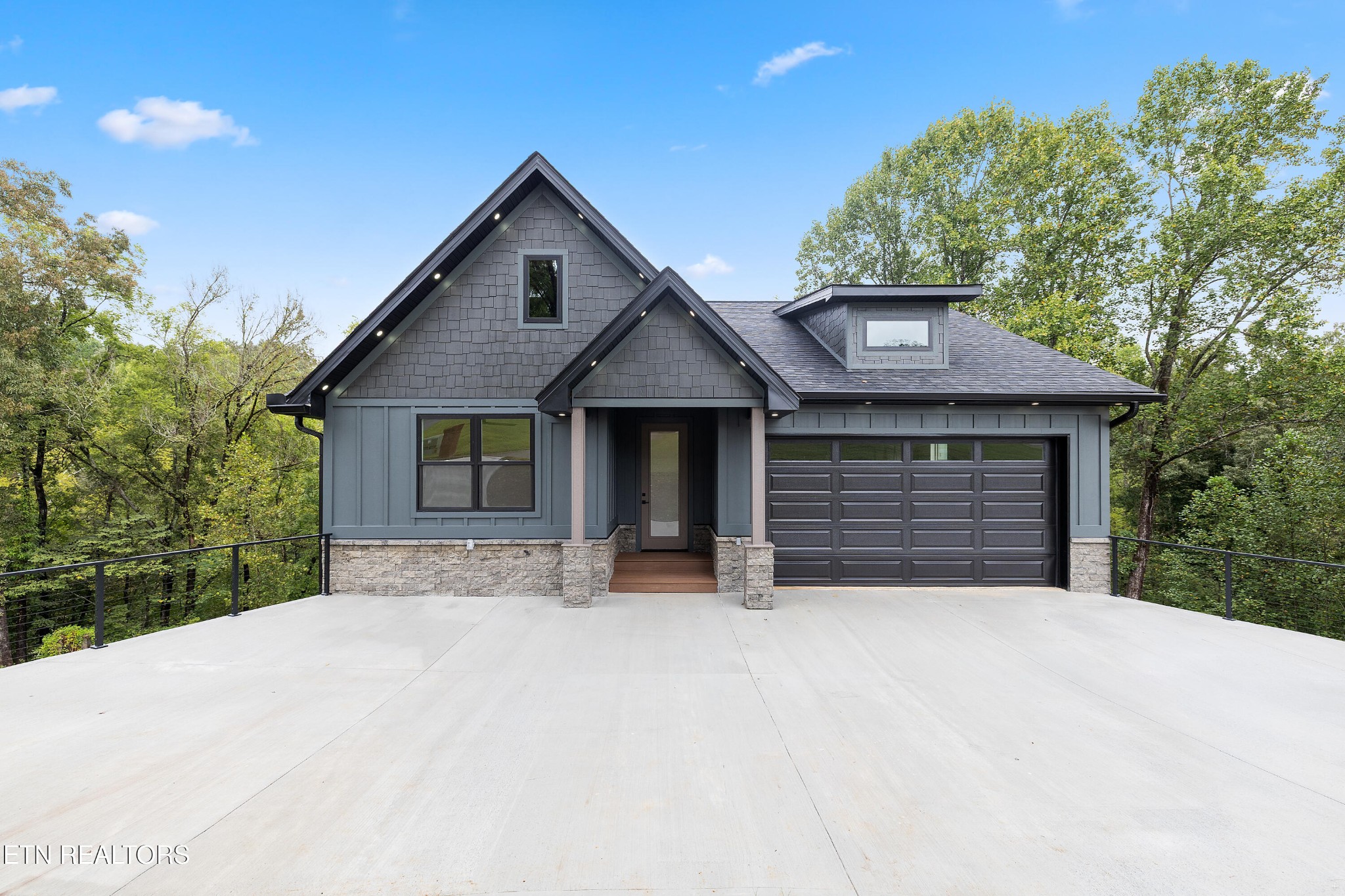 2154 Aaron Court — photo