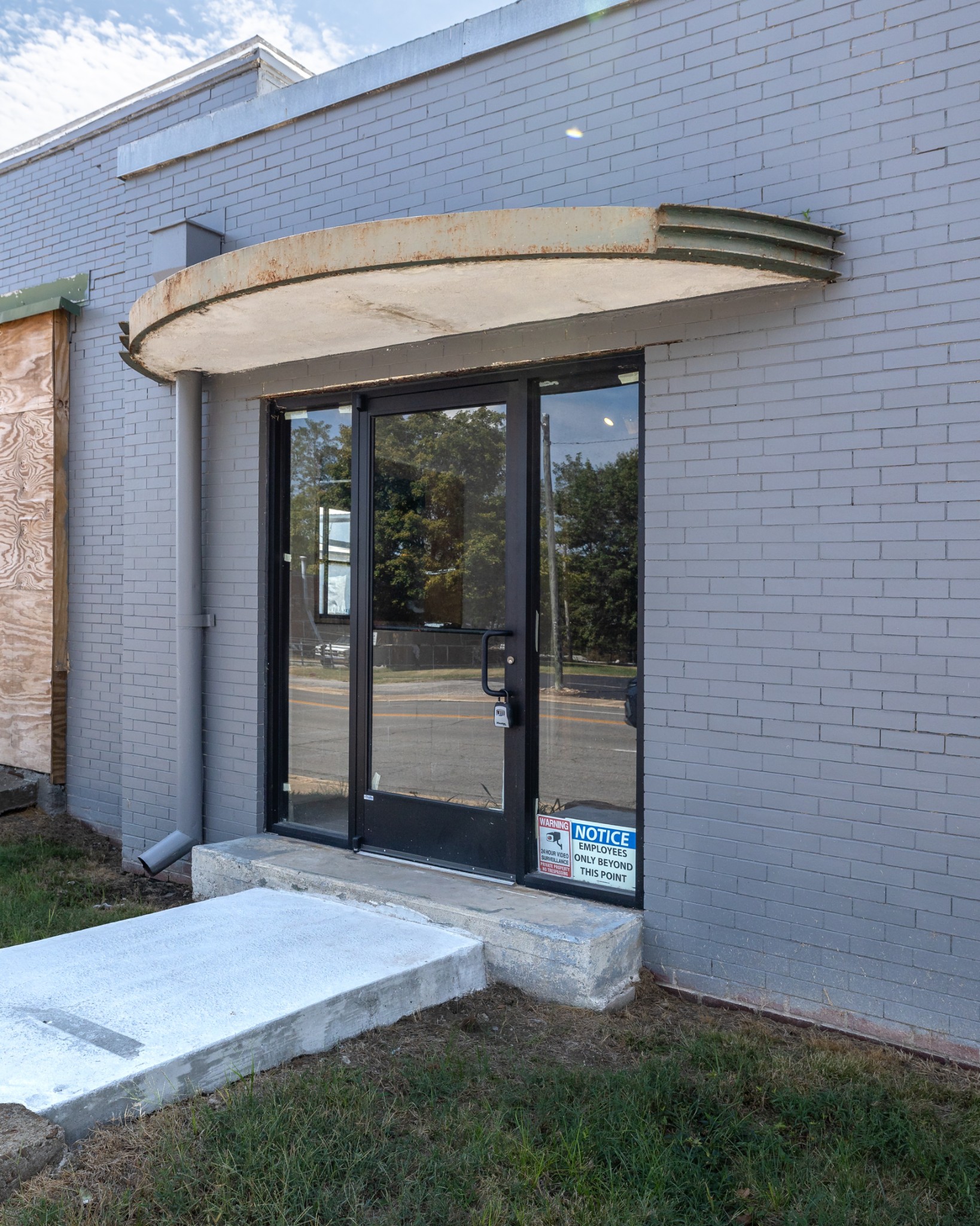 621 W Commerce St — photo