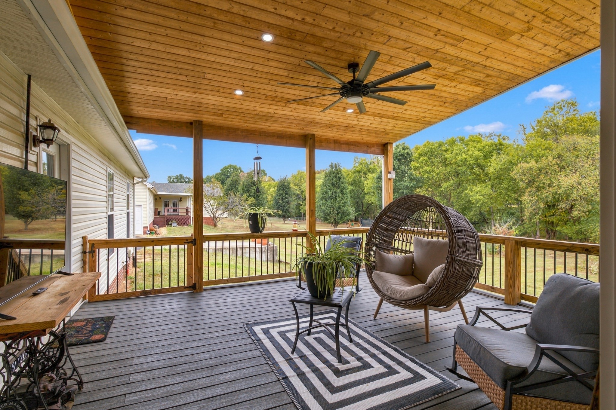 607 Meadowlark Dr — photo