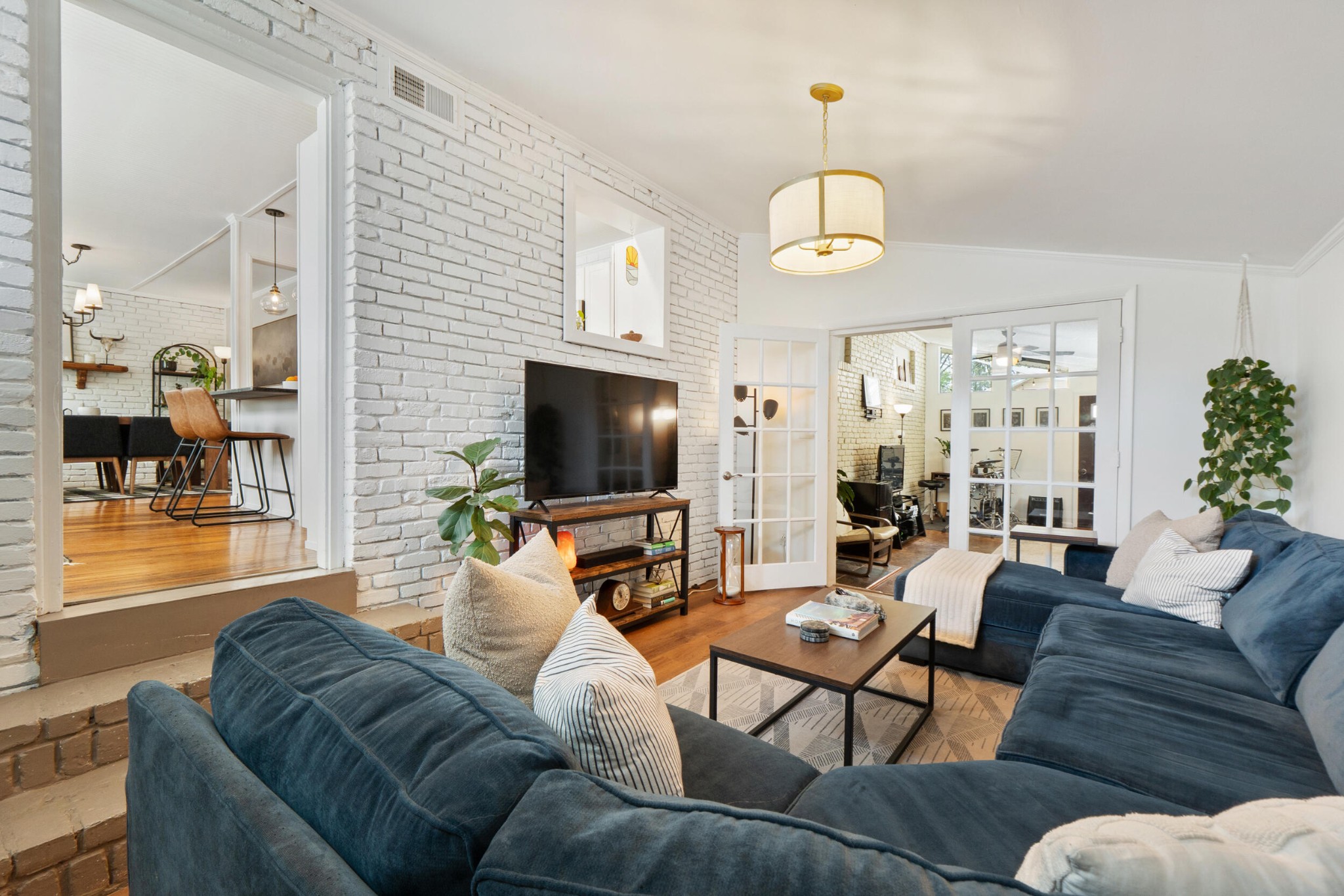 5315 Connell Street — photo