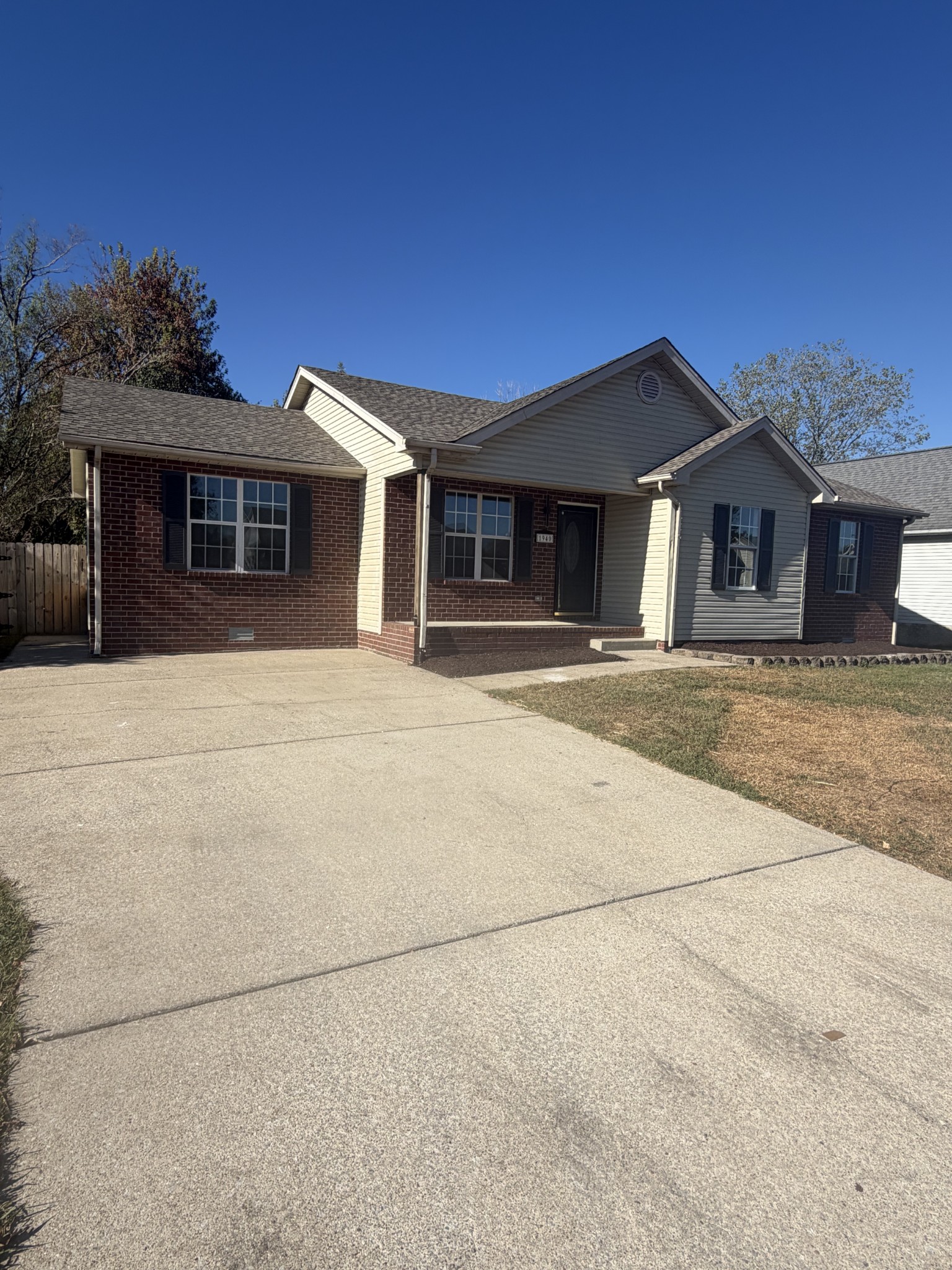 1940 Waterford Dr — photo