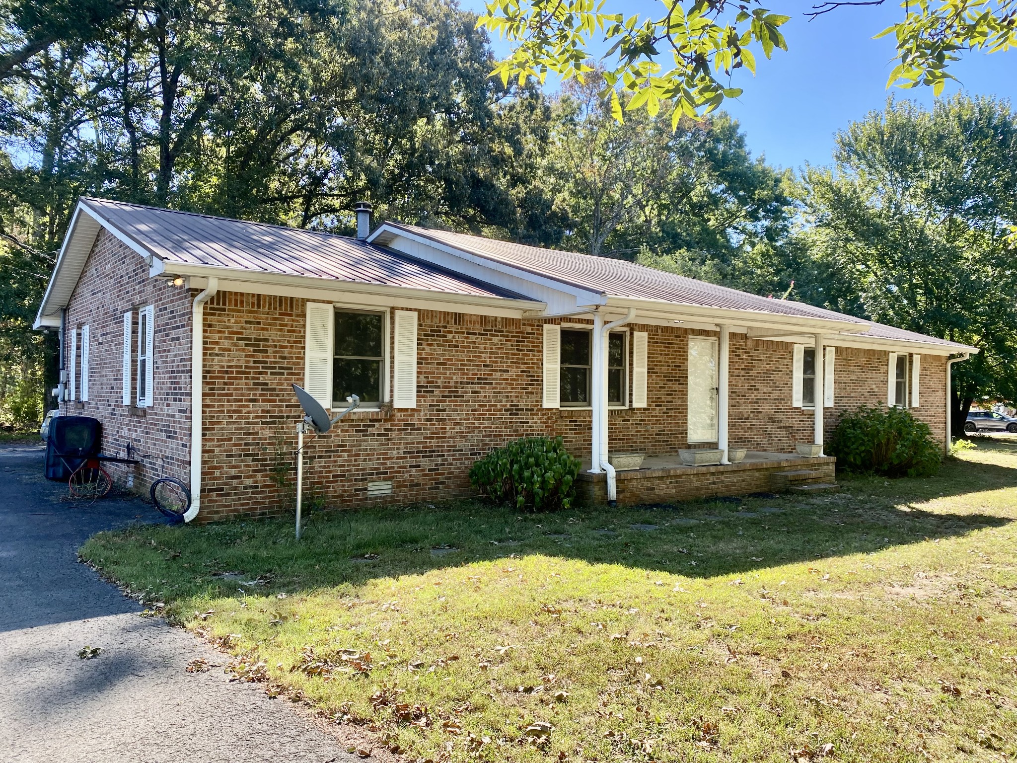 611 Thacker Rd — photo