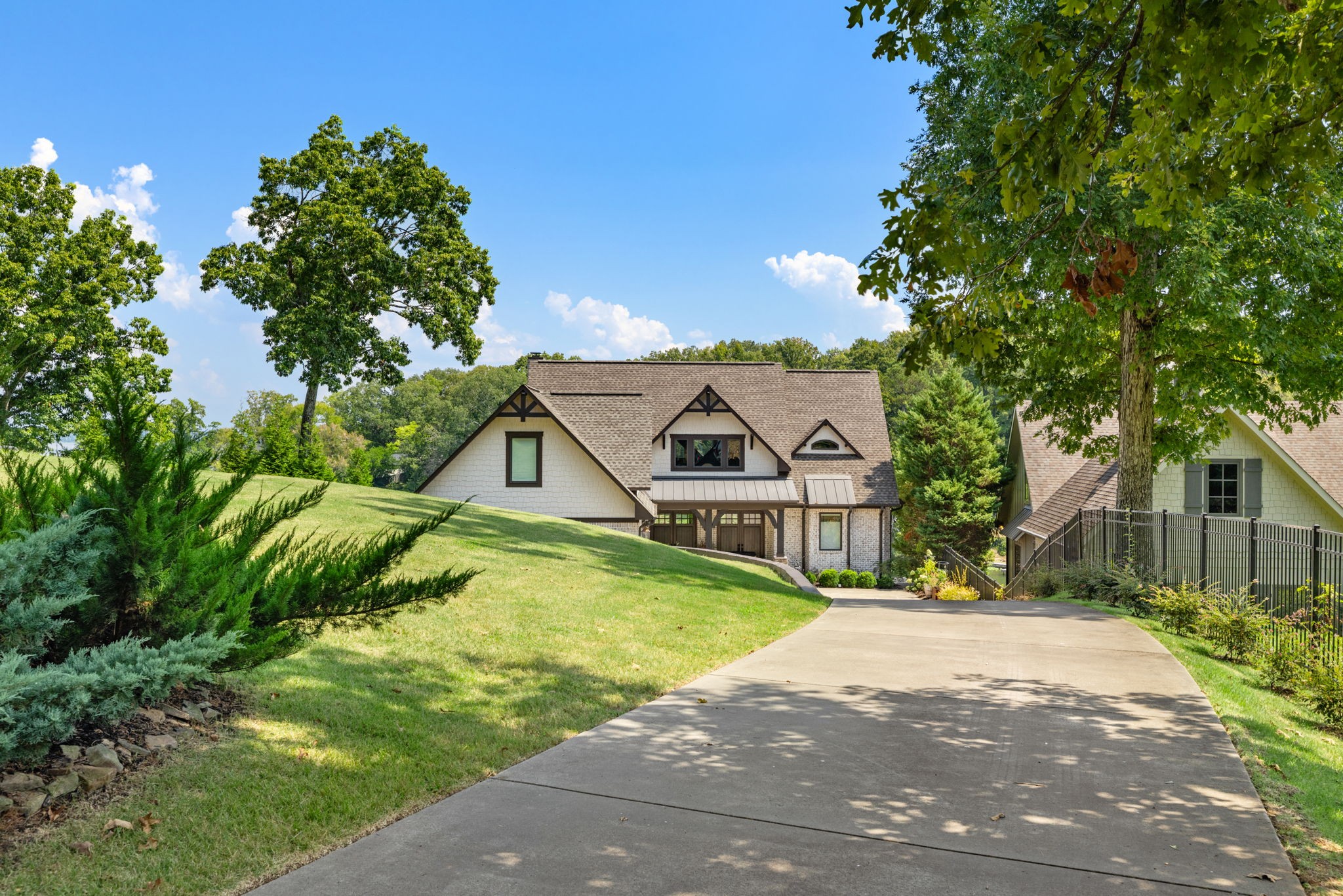 638 Pinegrove Dr — photo
