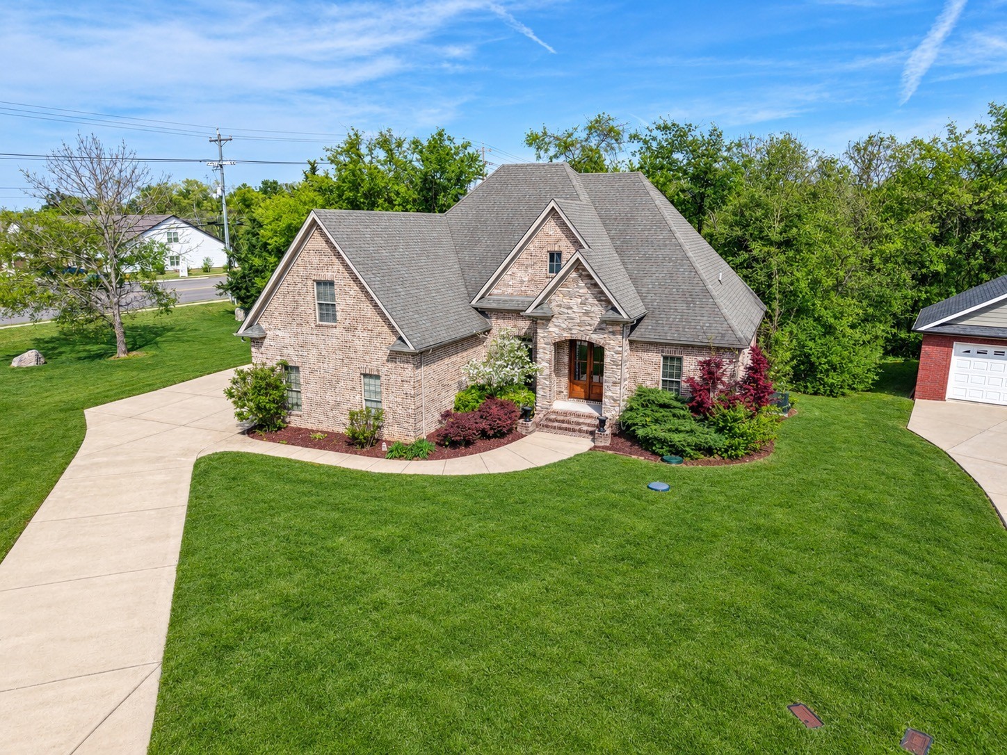 111 Peters Ct — photo