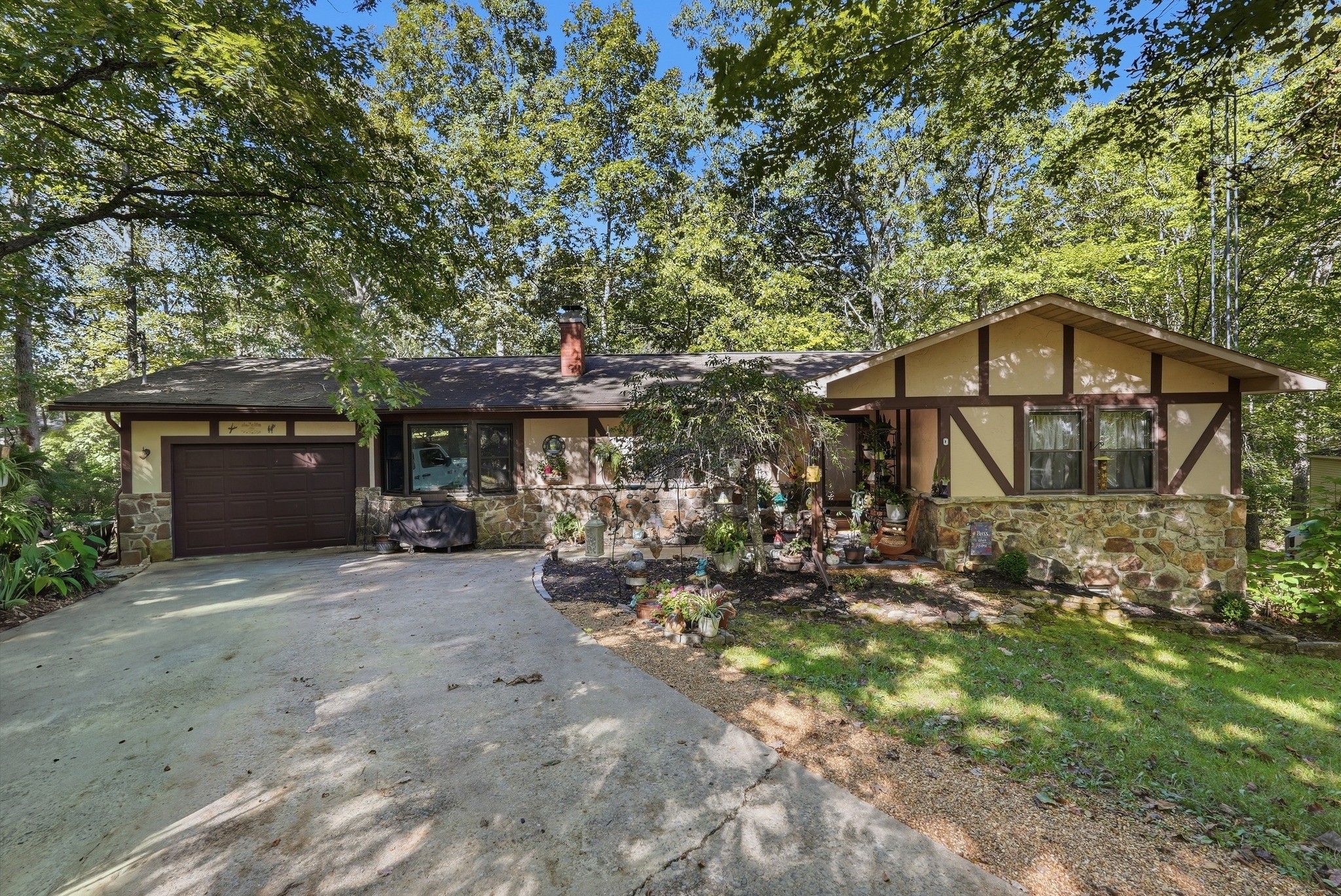 16 Sweetbriar Ct — photo
