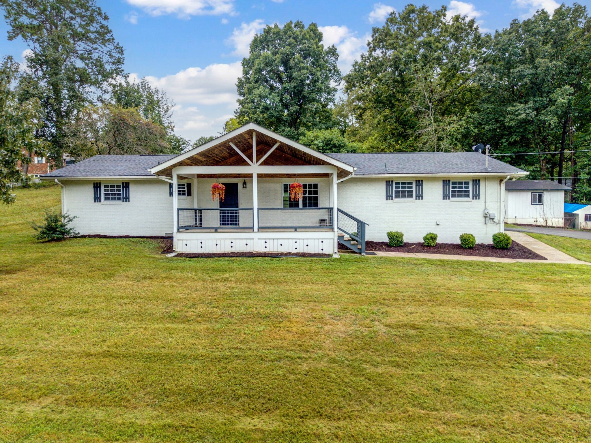 320 Lynn Dr — photo
