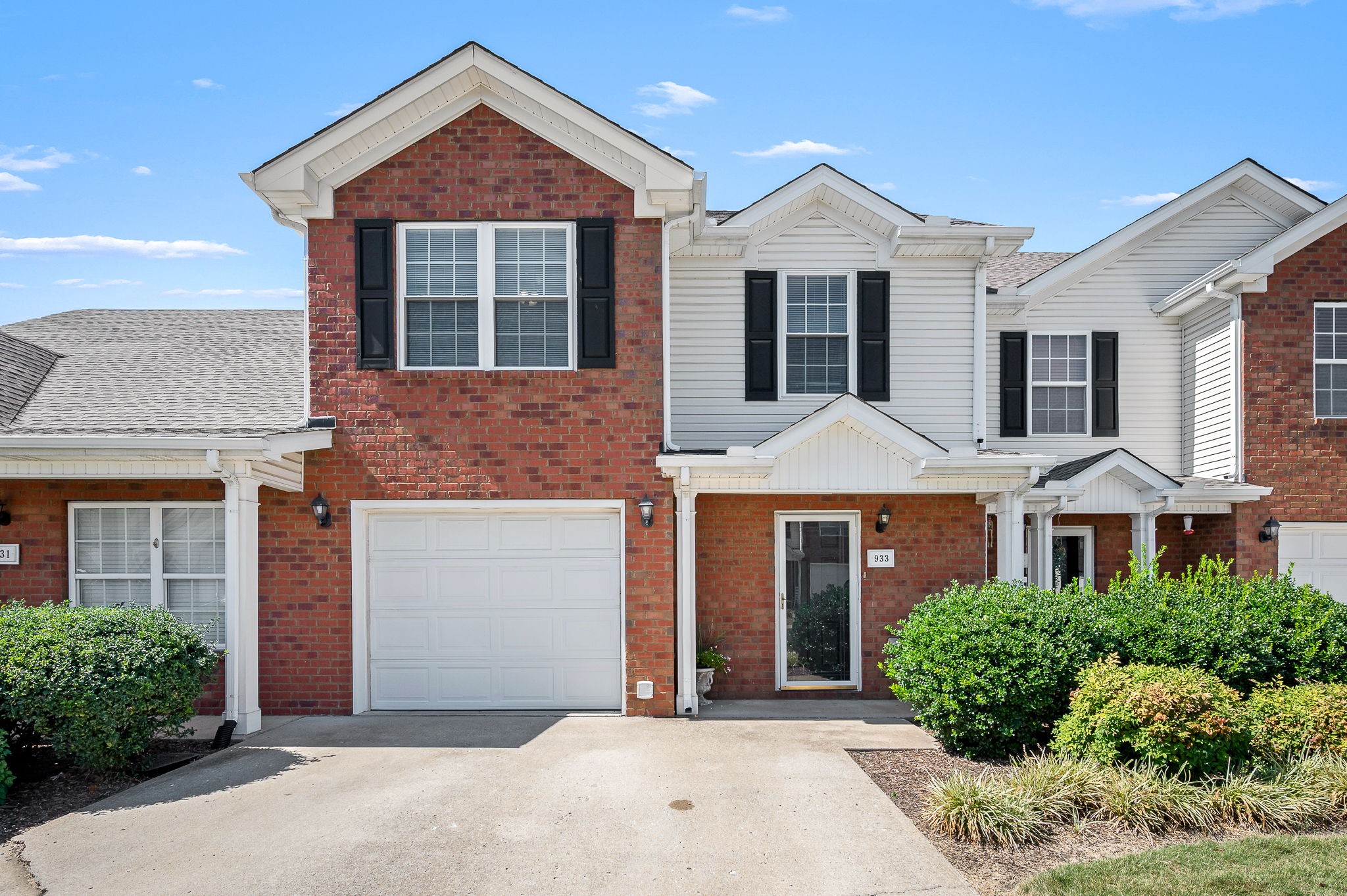 933 Wolves Den Pl — photo