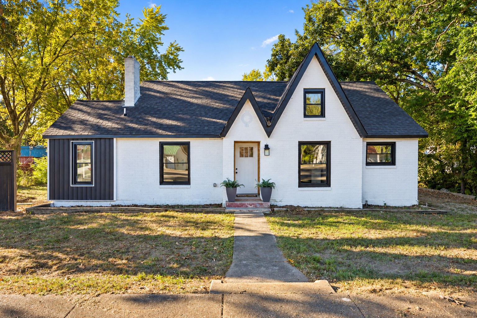 206 W Main St — photo