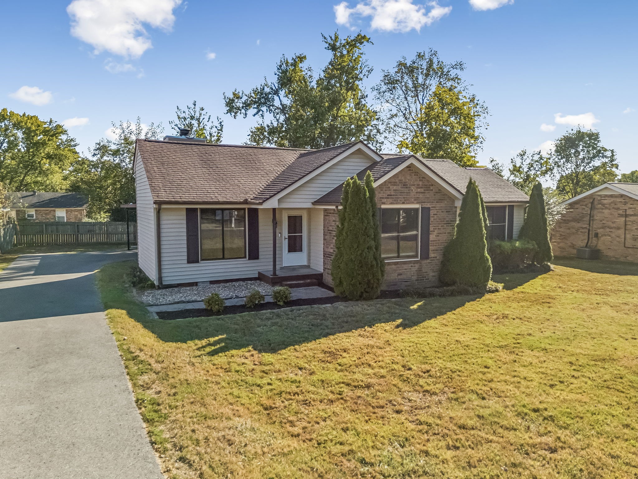 320 Raindrop Ln — photo