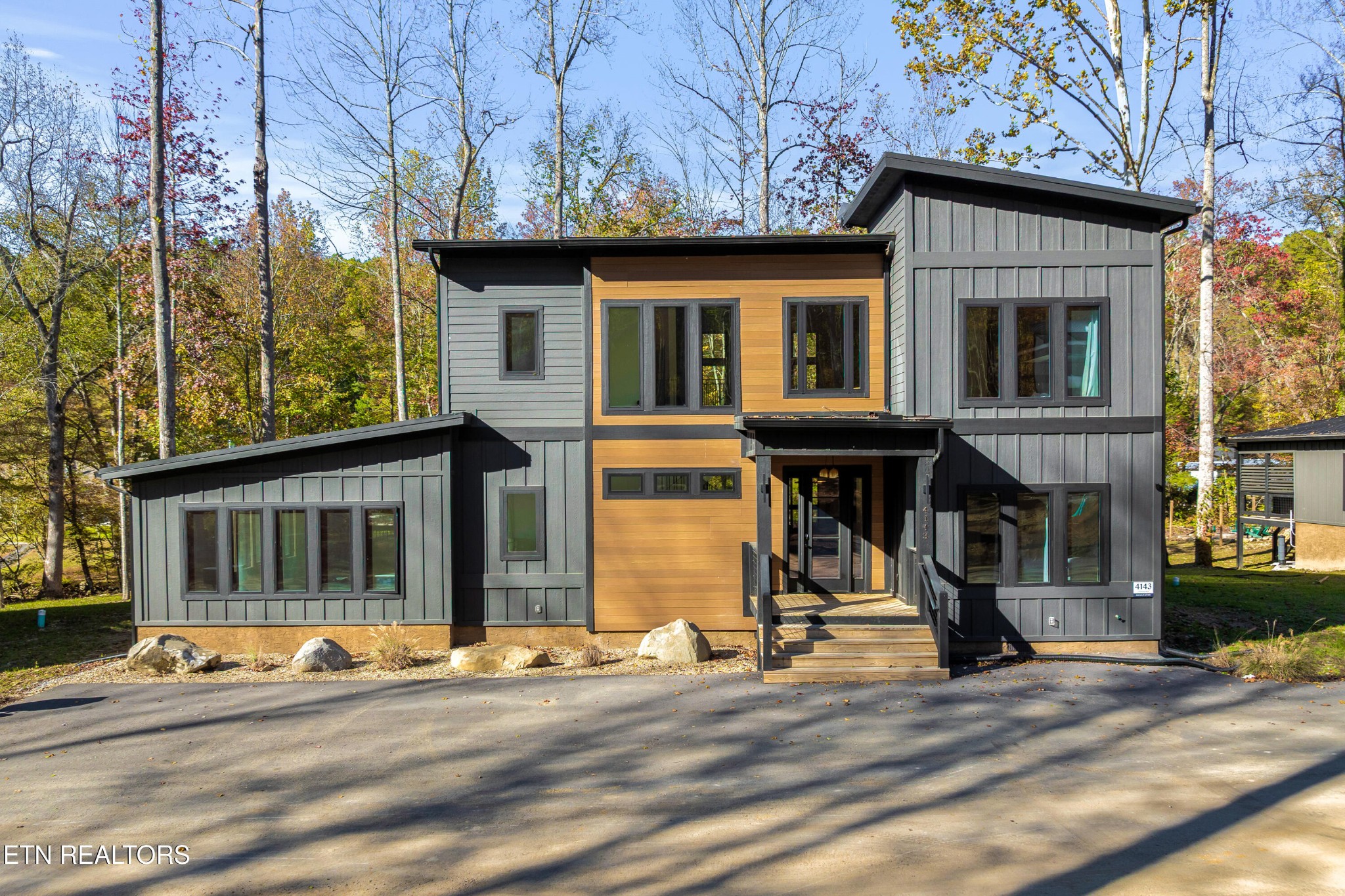 4143 Fontaine Way — photo