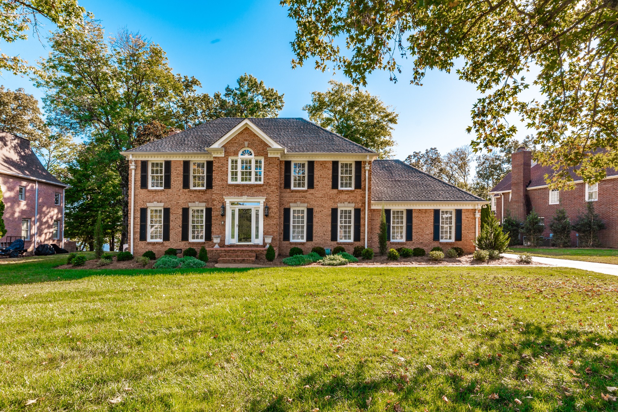 214 Woodlake Dr — photo