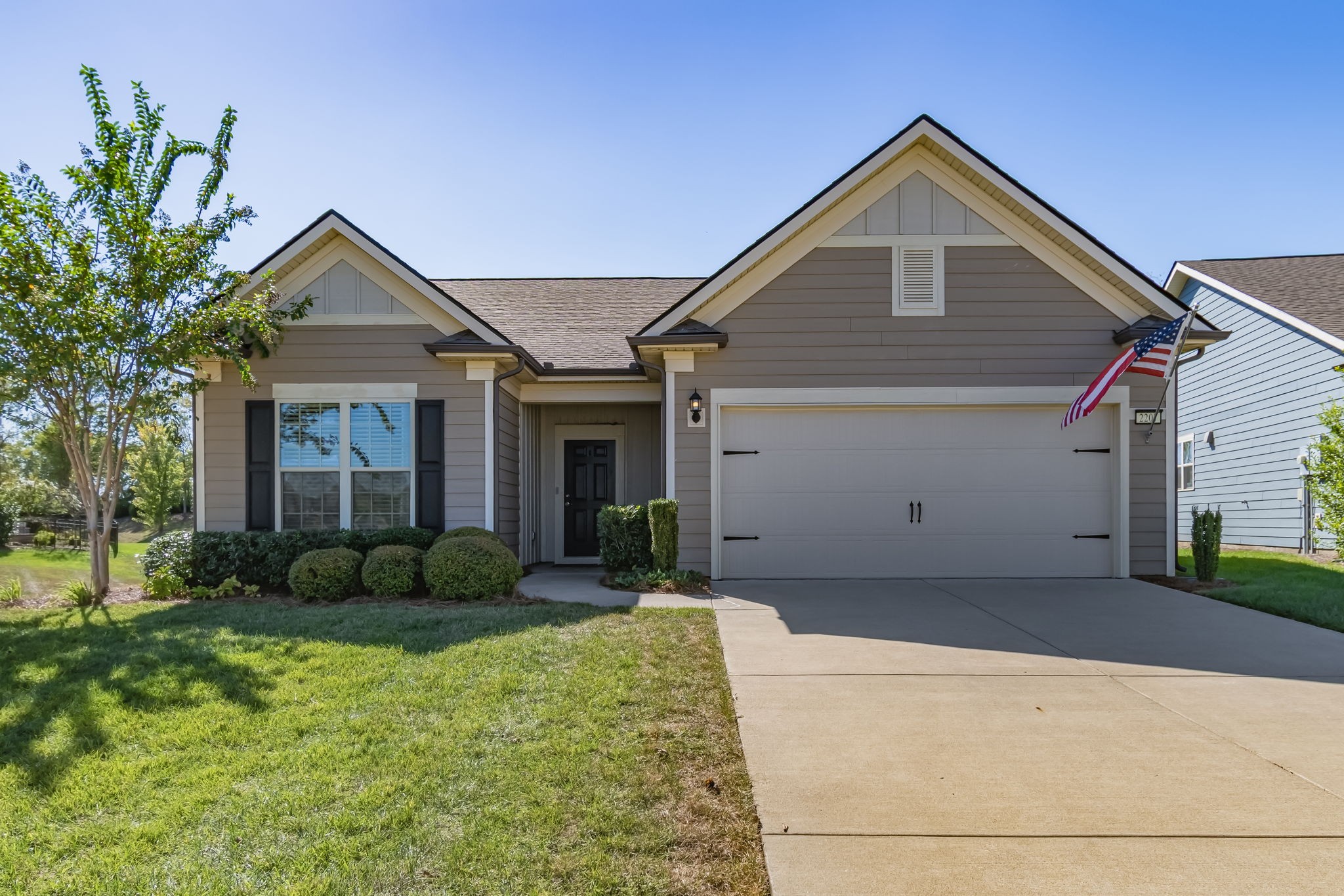 2207 Henderson Dr — photo
