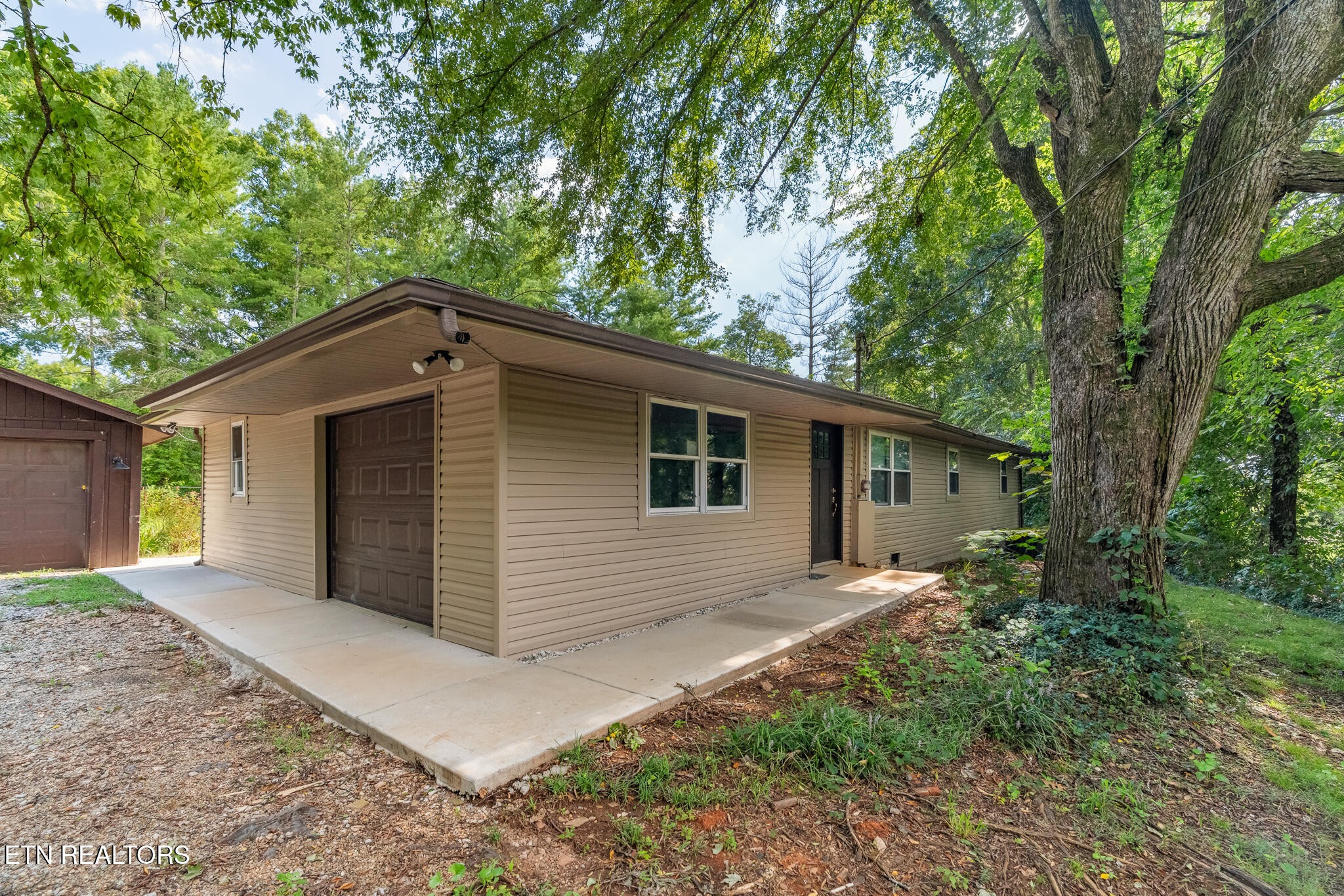 1319 Boyds Creek Hwy — photo