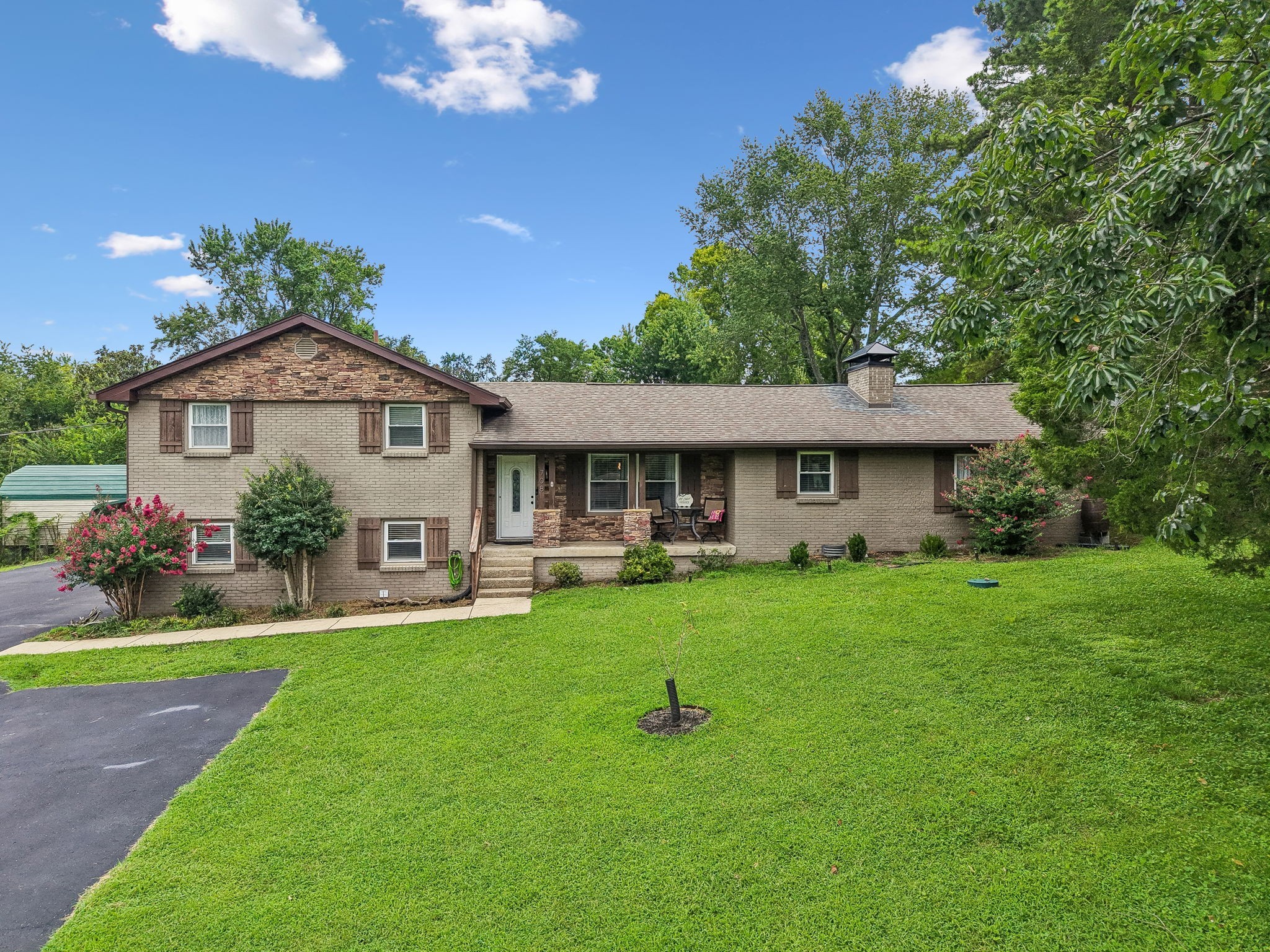 708 Glen Oaks Dr — photo
