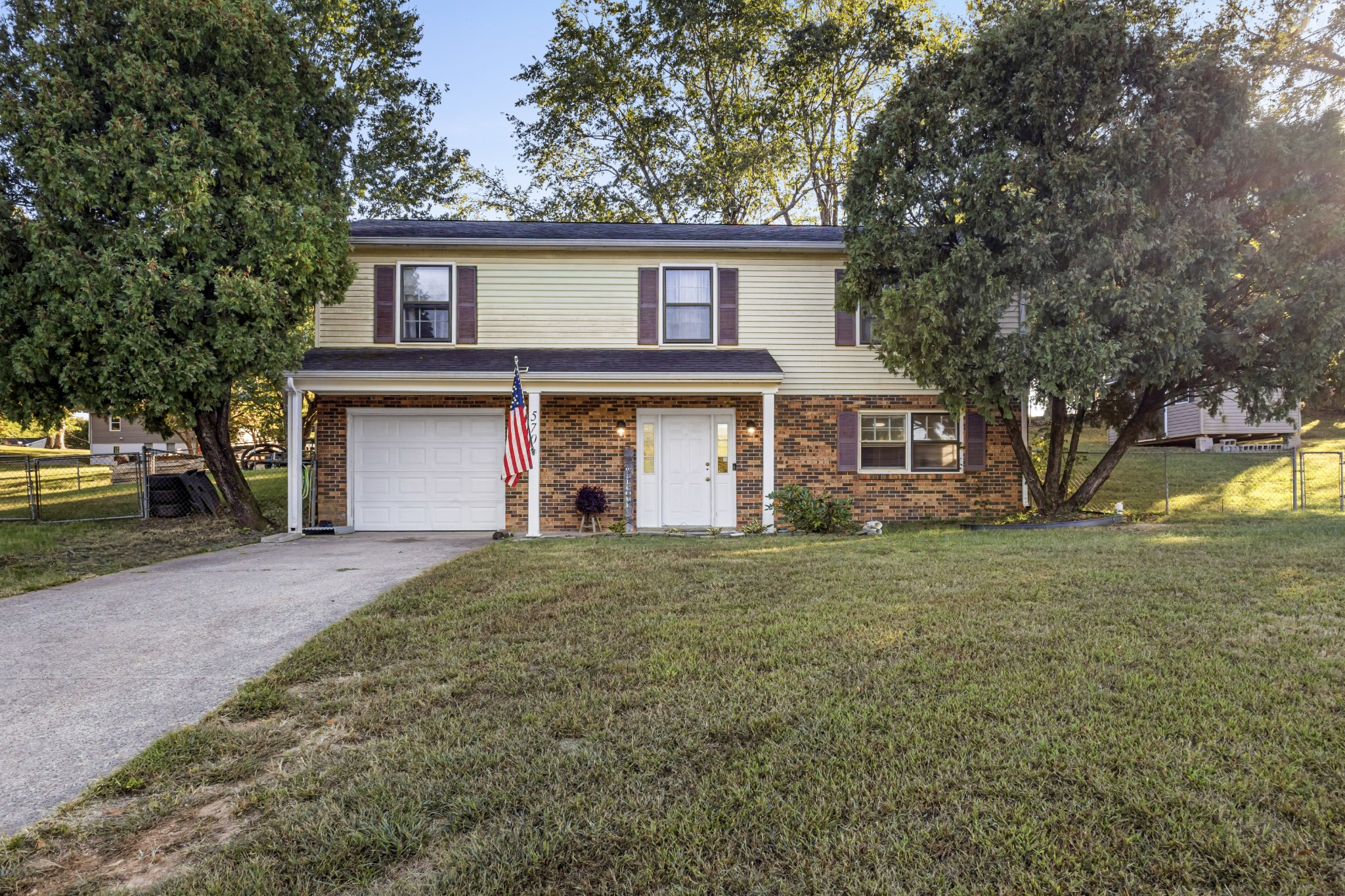 570 Briarwood Dr — photo