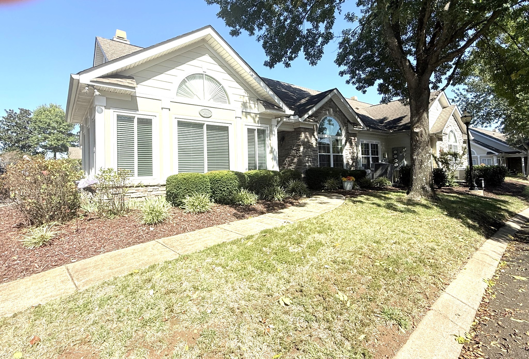 825 Browns Ln Unit 201 — photo