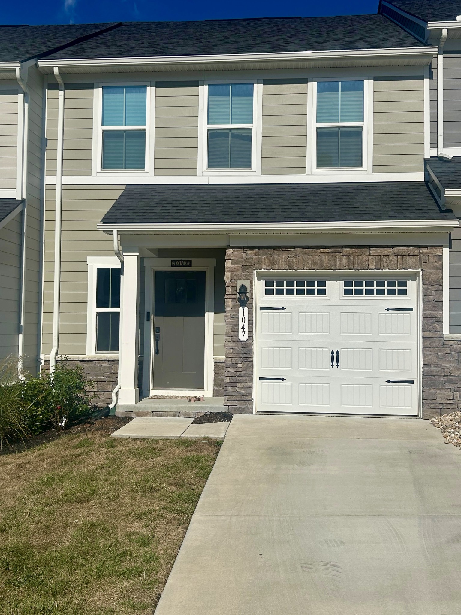 1047 Mountain View Dr — photo
