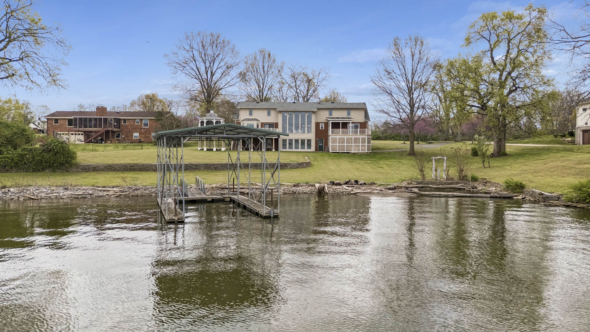 3211 Lakeshore Dr — photo