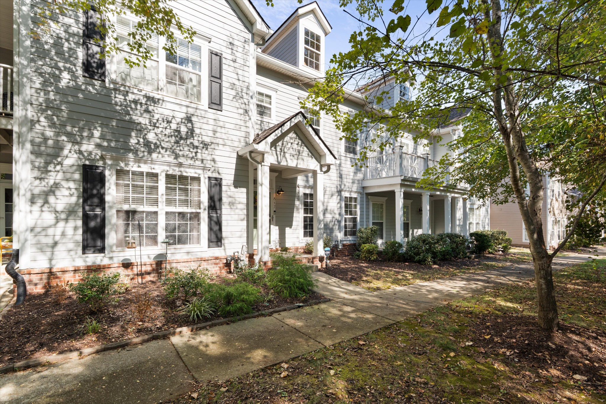 817 Hobbit Ln — photo